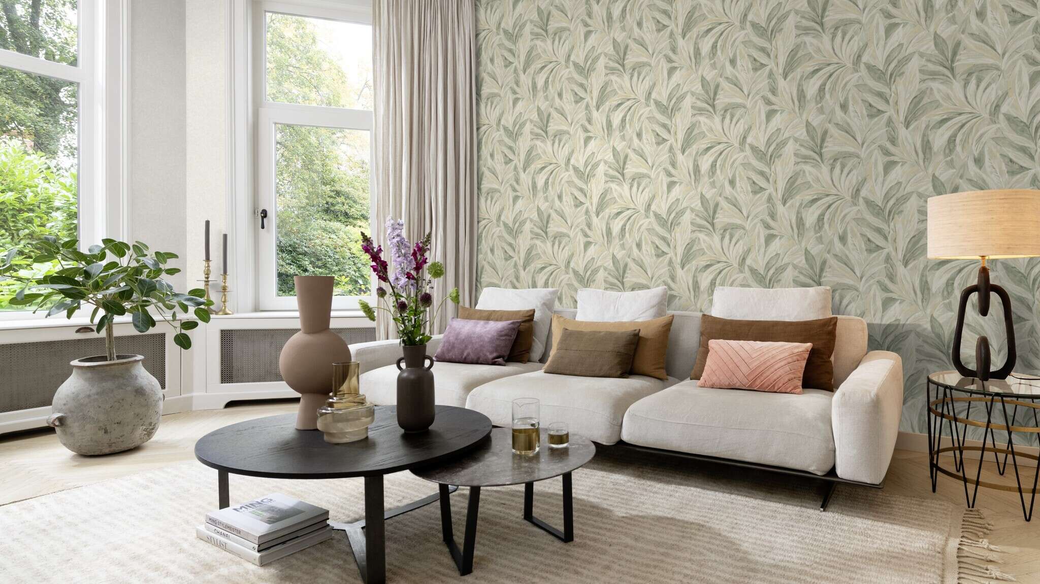 10-547498 Raumsituationen 2 Une chambre avec Papier peint avec des feuilles stylisées et un aspect tissu