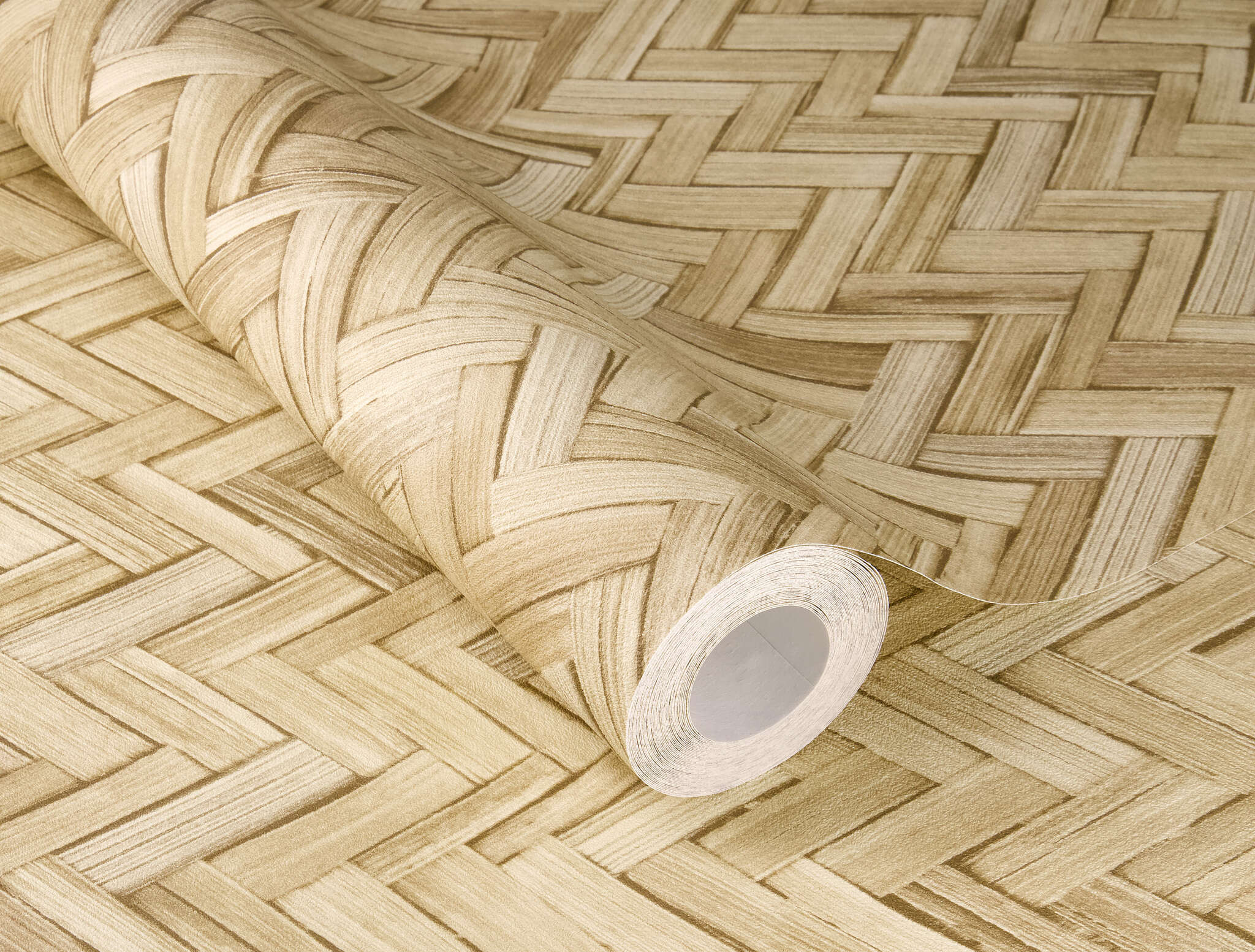 10-410334 Detailaufnahmen 1 Detailed image of Non-woven wallpaper in a natural bamboo look in light beige with a herringbone structure for a warm room feel.