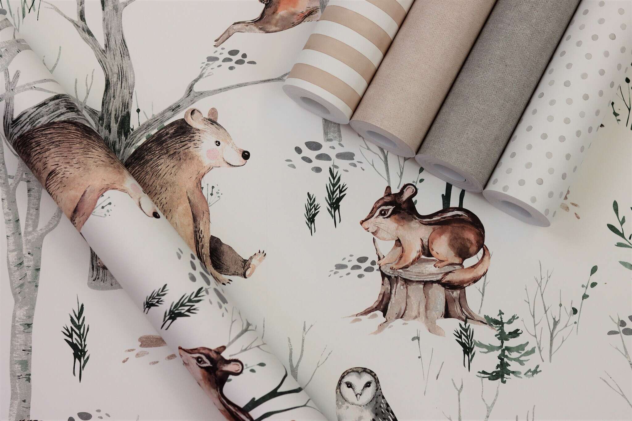 10-300048 Detailaufnahmen 1 Detailed image of Playful children's wallpaper with drawn animals such as bears, rabbits and owls in natural colours on a light background