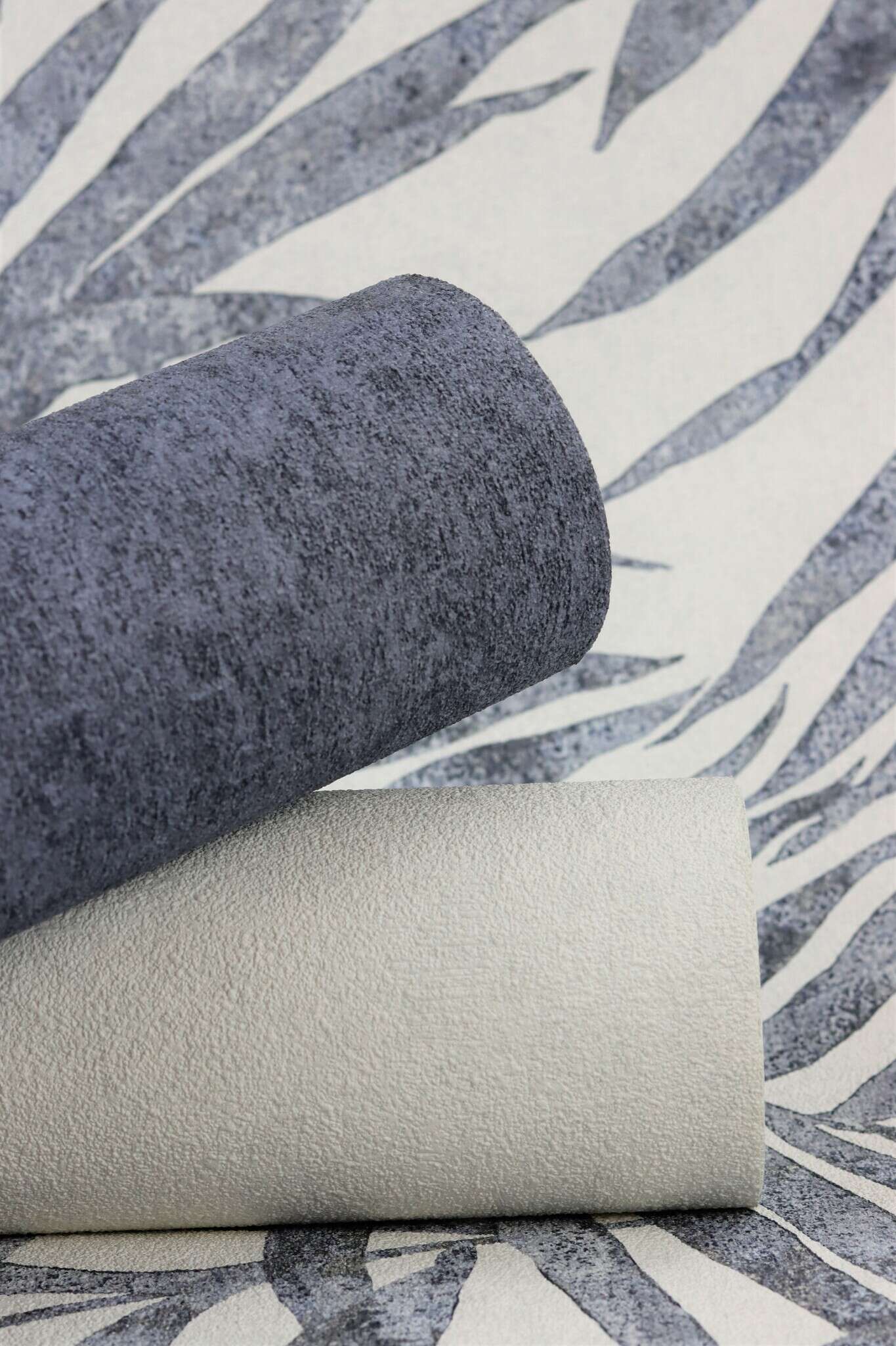10-617429 Detailaufnahmen 10 Palm leaves non-woven wallpaper in blue-demin Indigo Selection 617429
