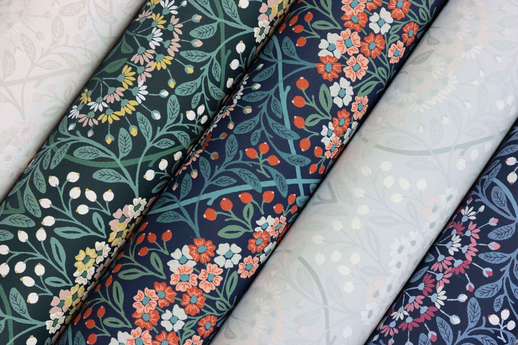 10-710038 Detailaufnahmen 5 Floral non-woven wallpaper in blue-dark blue Selection 710038