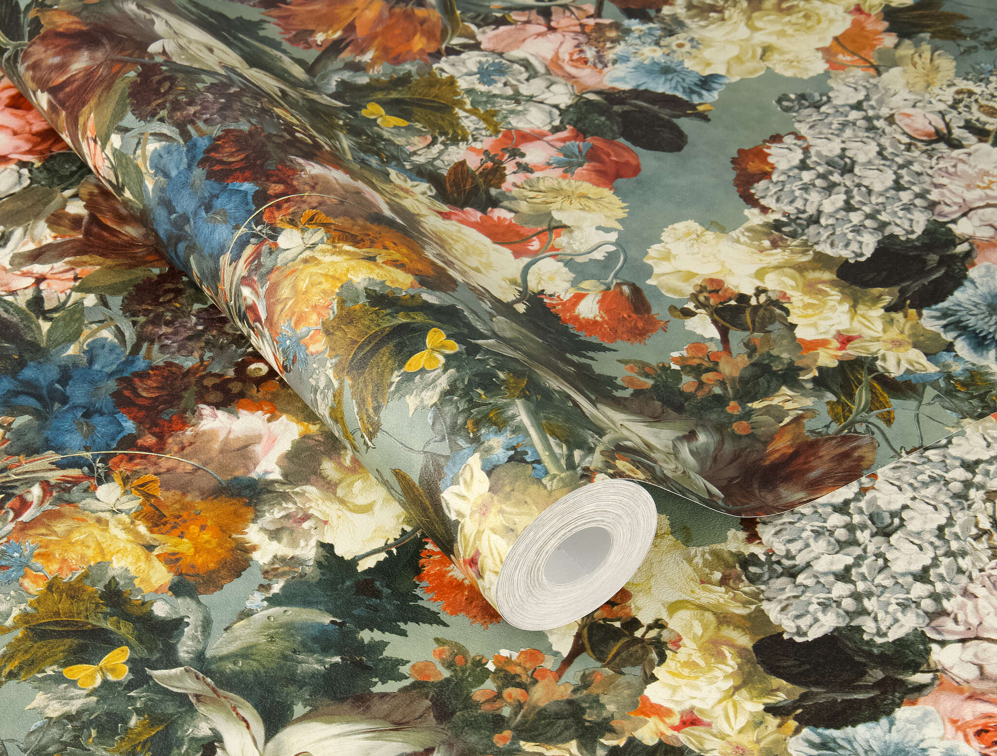 10-605655 Detailaufnahmen 1 Detailed image of Wallpaper with lush floral pattern in vintage style