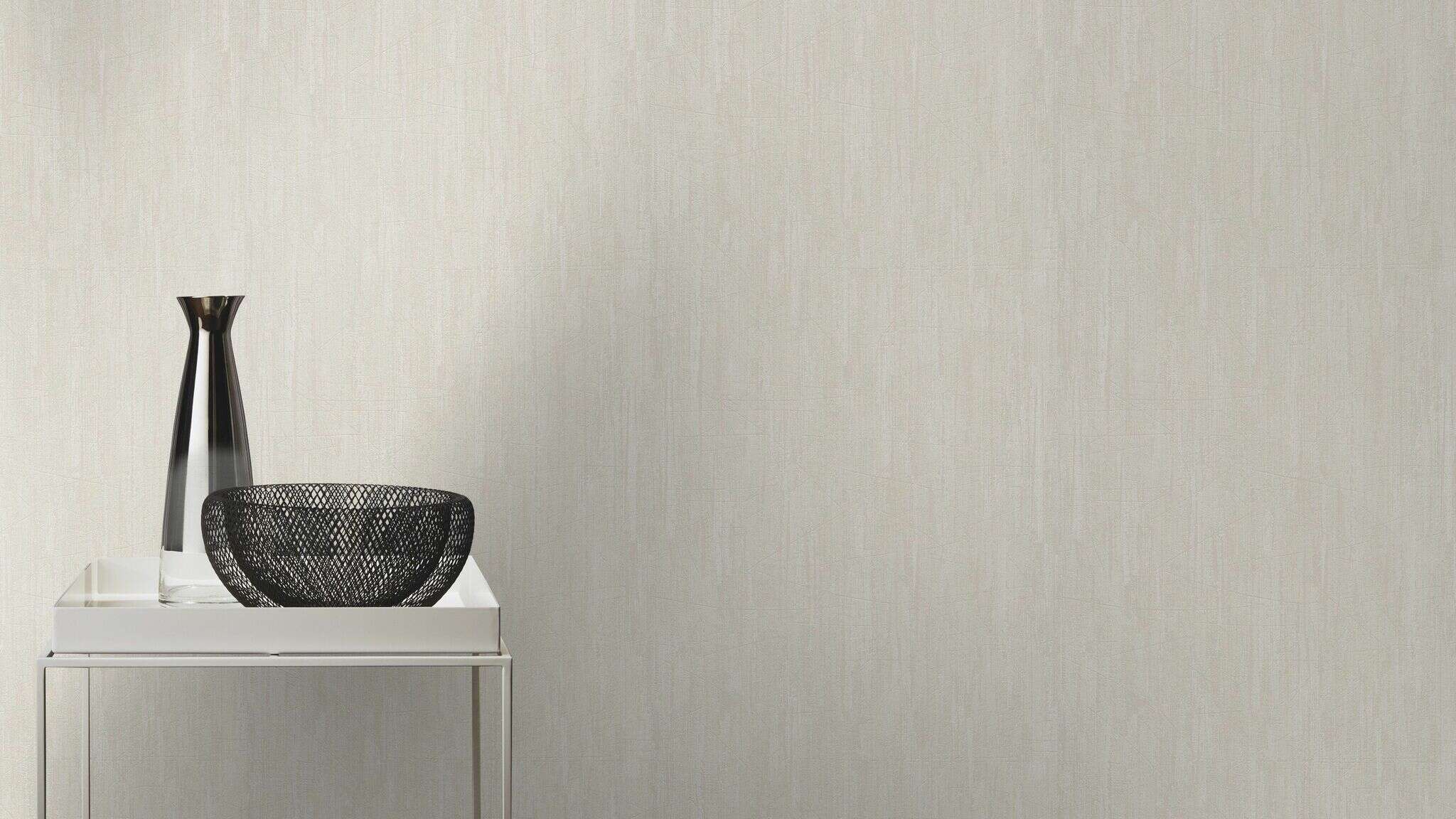 10-480917 Raumsituationen 1 Raum mit Vliestapete mit textilem Eindruck in warmem Beige – wirkt weich, wohnlich und natürlich.