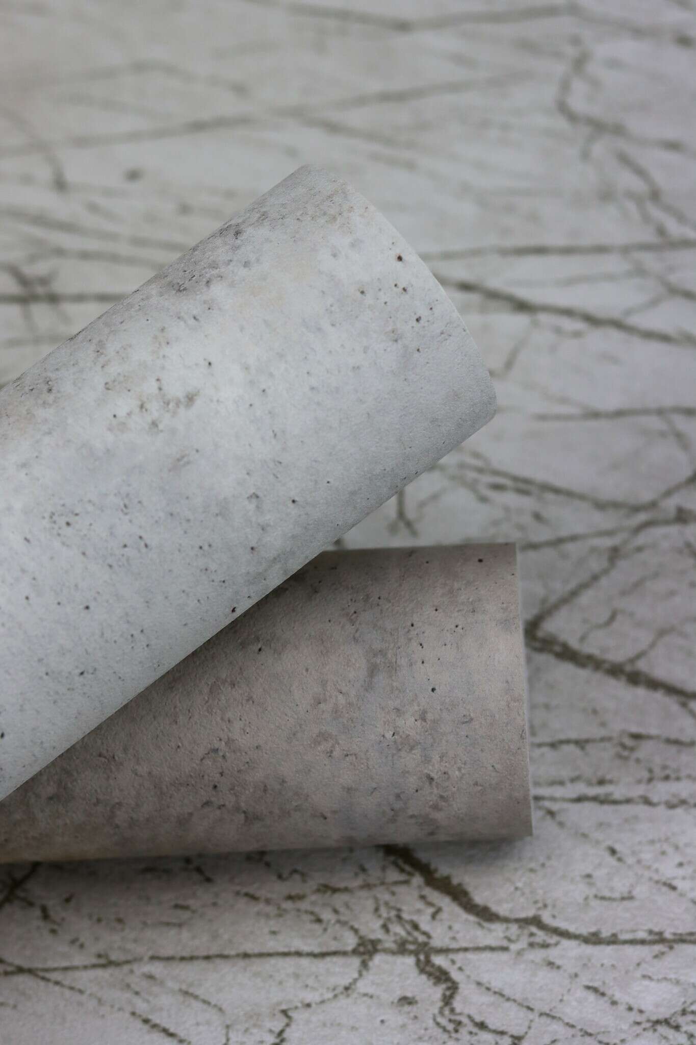 10-939538 Detailaufnahmen 8 Detailed image of Wallpaper with rustic concrete look