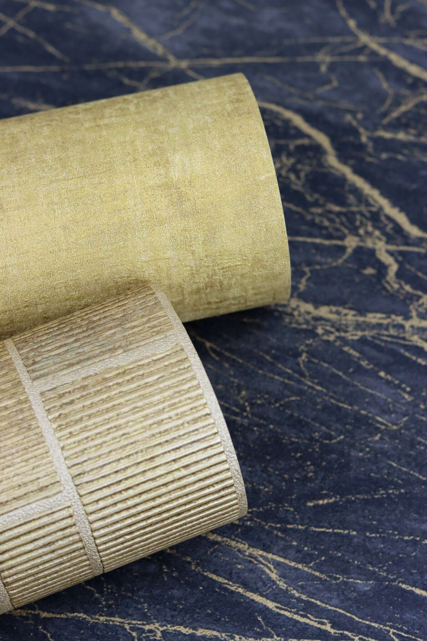 10-429312 Detailaufnahmen 17 Detailed image of Non-woven wallpaper with a textured surface in a mustard yellow colour.