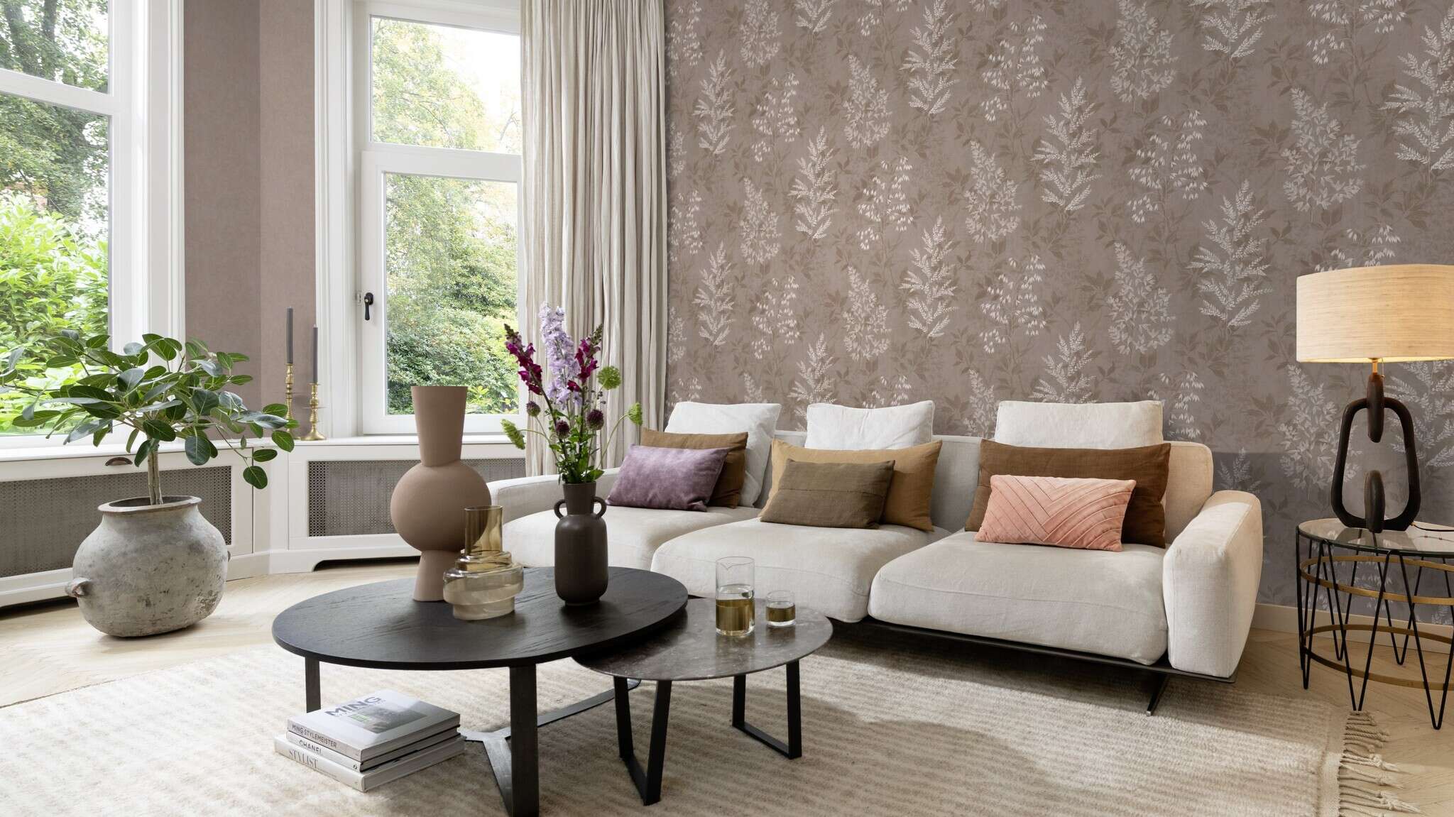 10-285017 Raumsituationen 4 Room with Classic wallpaper with shiny flowers and leaves on a medium brown background