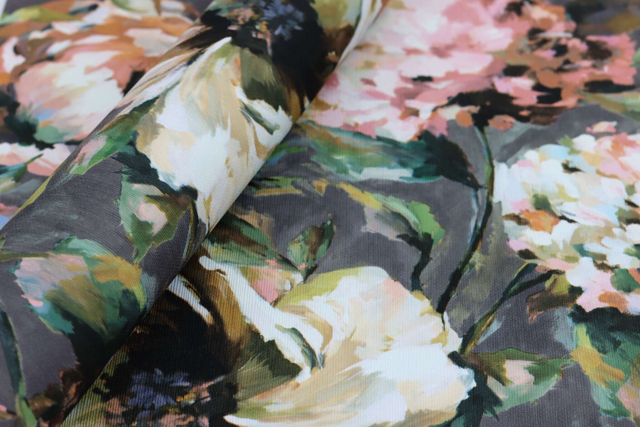 10-485172 Detailaufnahmen 1 Detailed image of Wallpaper with peonies looks like an oil painting