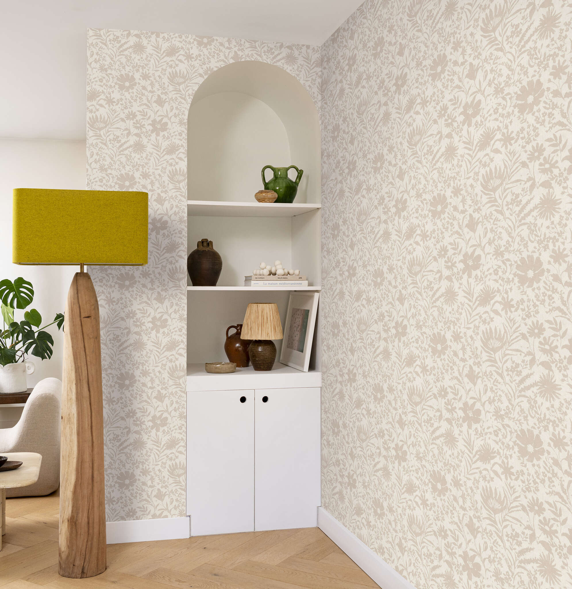 10-330403 Raumbilder 1 Room with Romantic floral motif in taupe on a light background – delicate, playful and nostalgic.