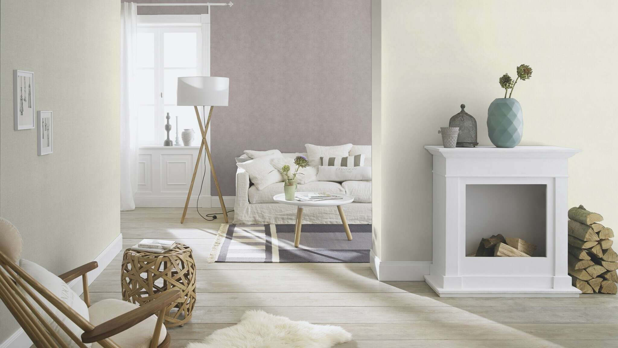 10-467109 Raumsituationen 1 Raum mit Dezente Tapete in neutralem Offwhite mit zurückhaltender Körnung