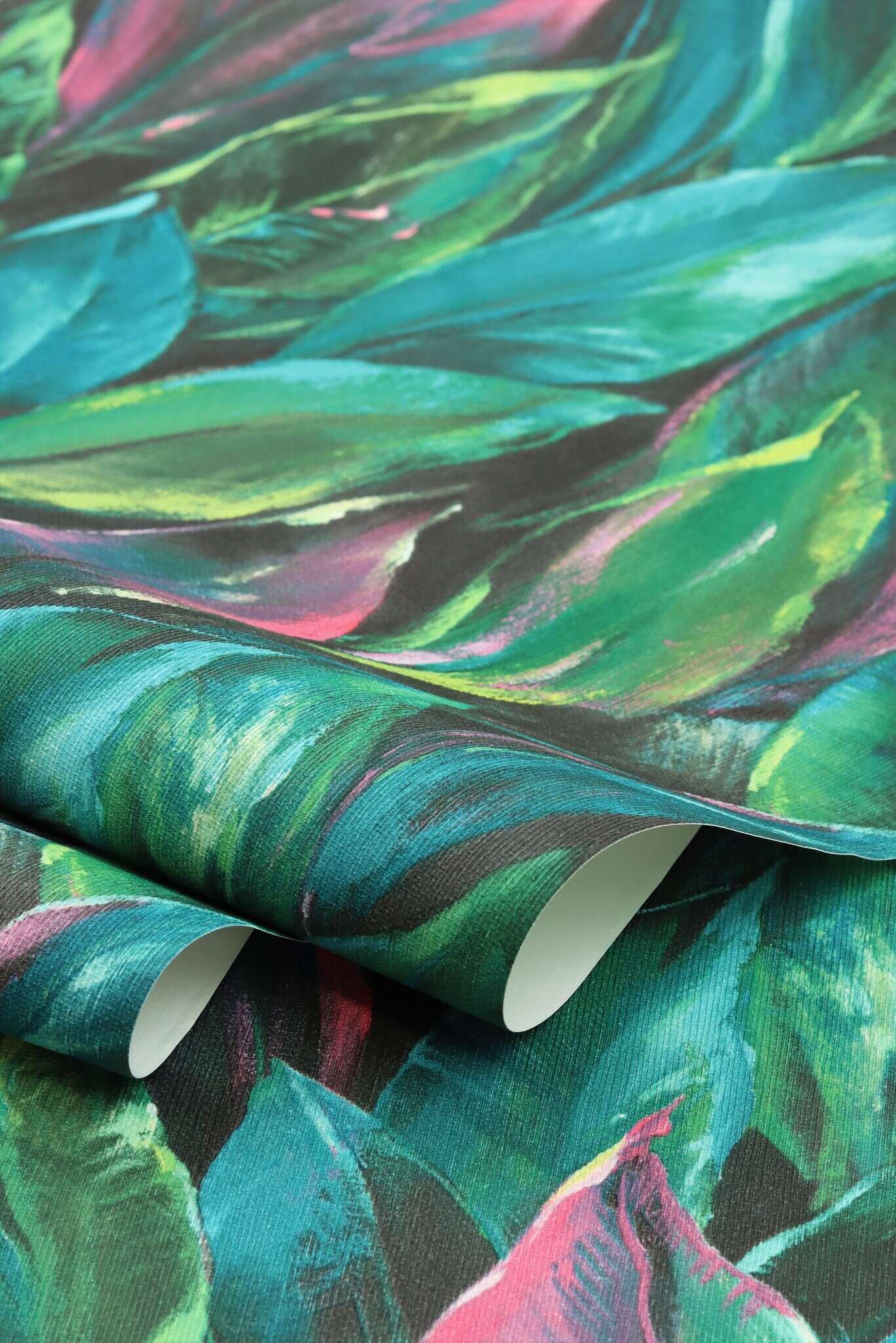 10-537352 Detailaufnahmen 12 Detailed image of Large leaves in green, pink and turquoise are evenly distributed across the wall
