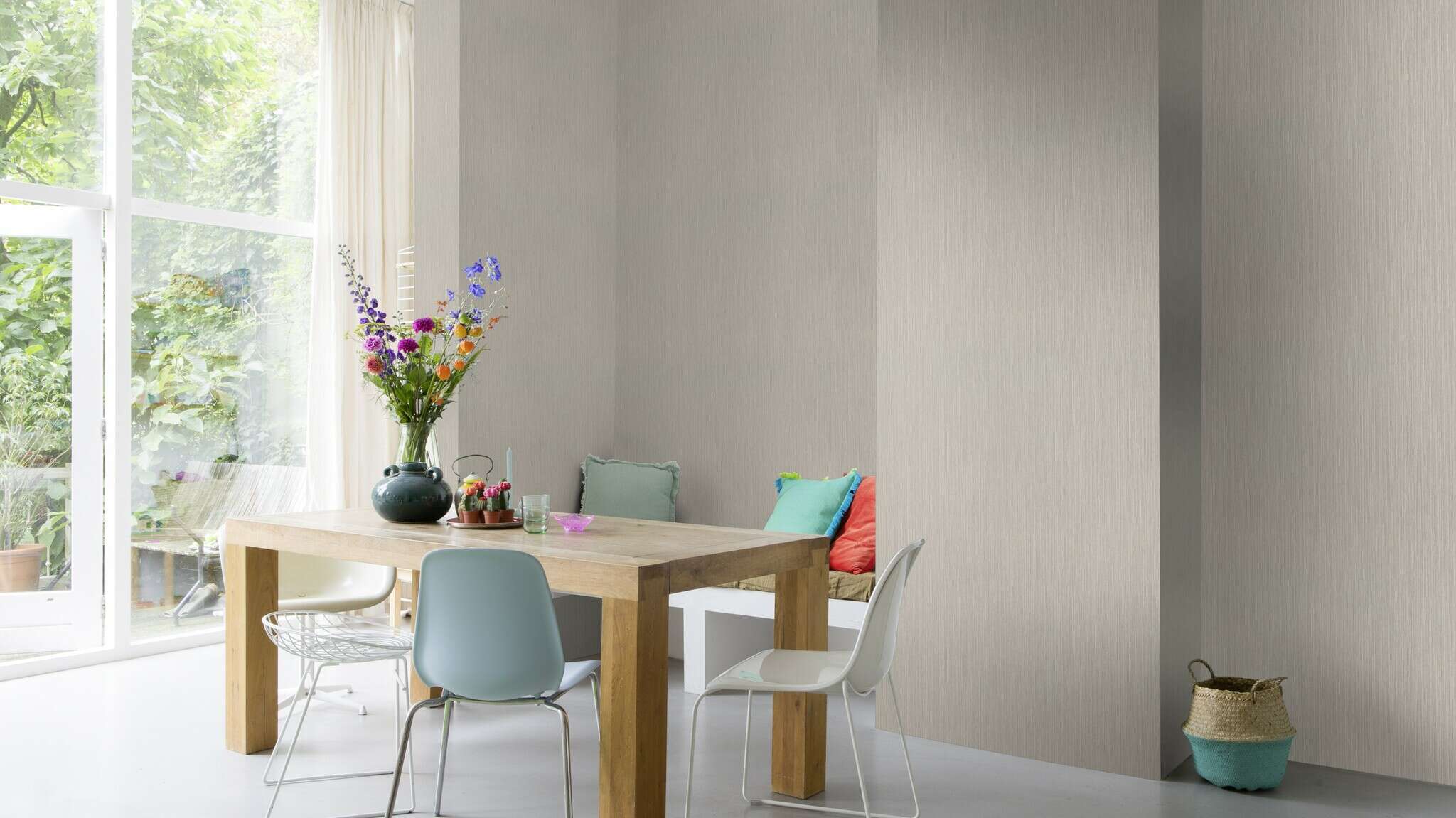 10-537680 Raumsituationen 3 Room with Single-colour wallpaper with a woven look