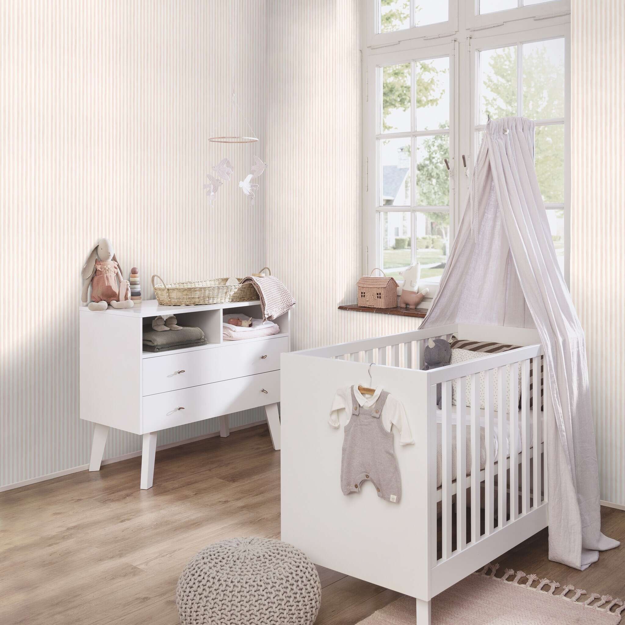 10-252750 Raumsituationen 4 Une chambre avec Papier peint à rayures douces roses et blanches pour des accents muraux ludiques