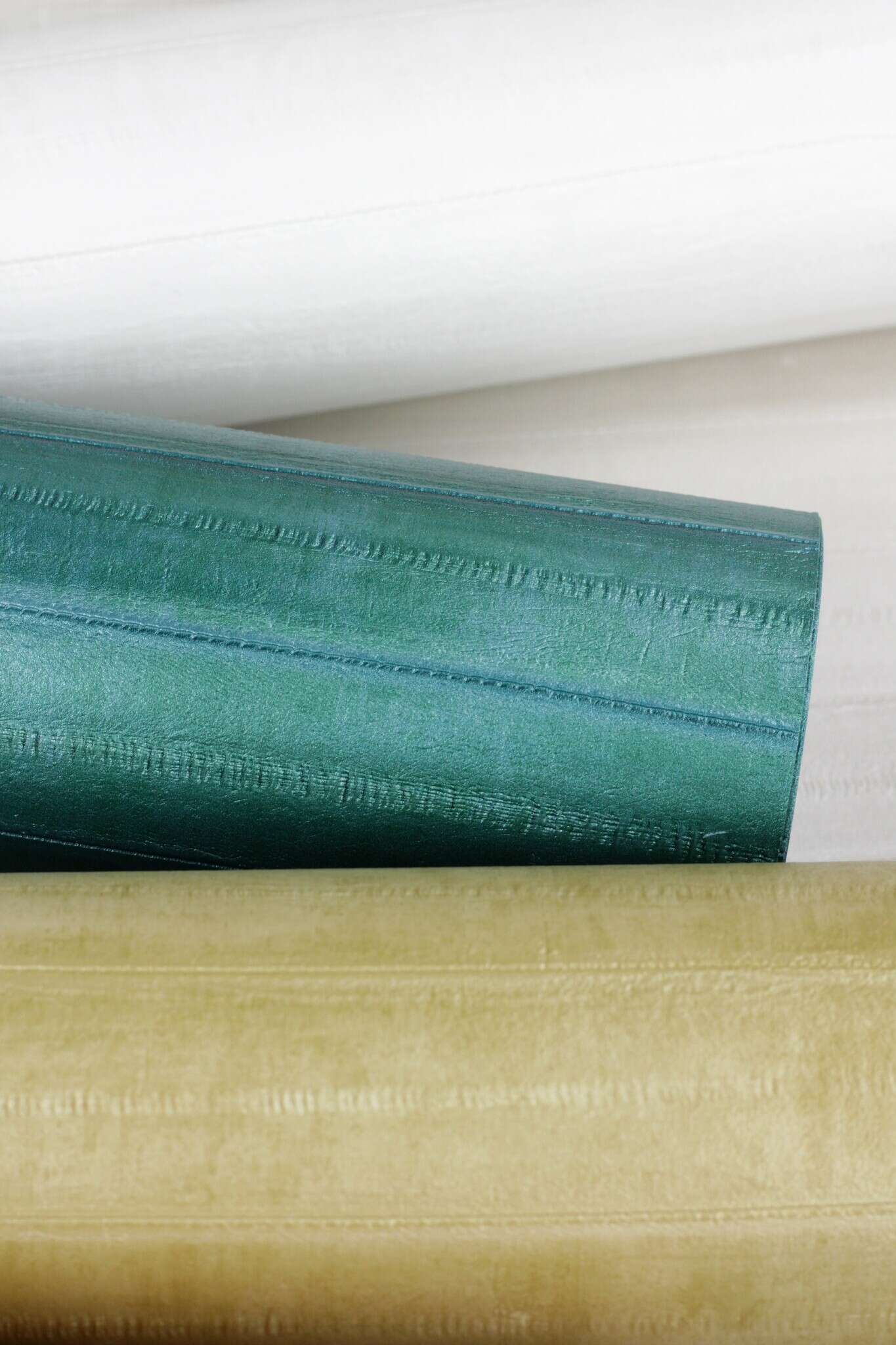 10-418408 Detailaufnahmen 10 Leather-look non-woven wallpaper in green-petrol green Selection 418408