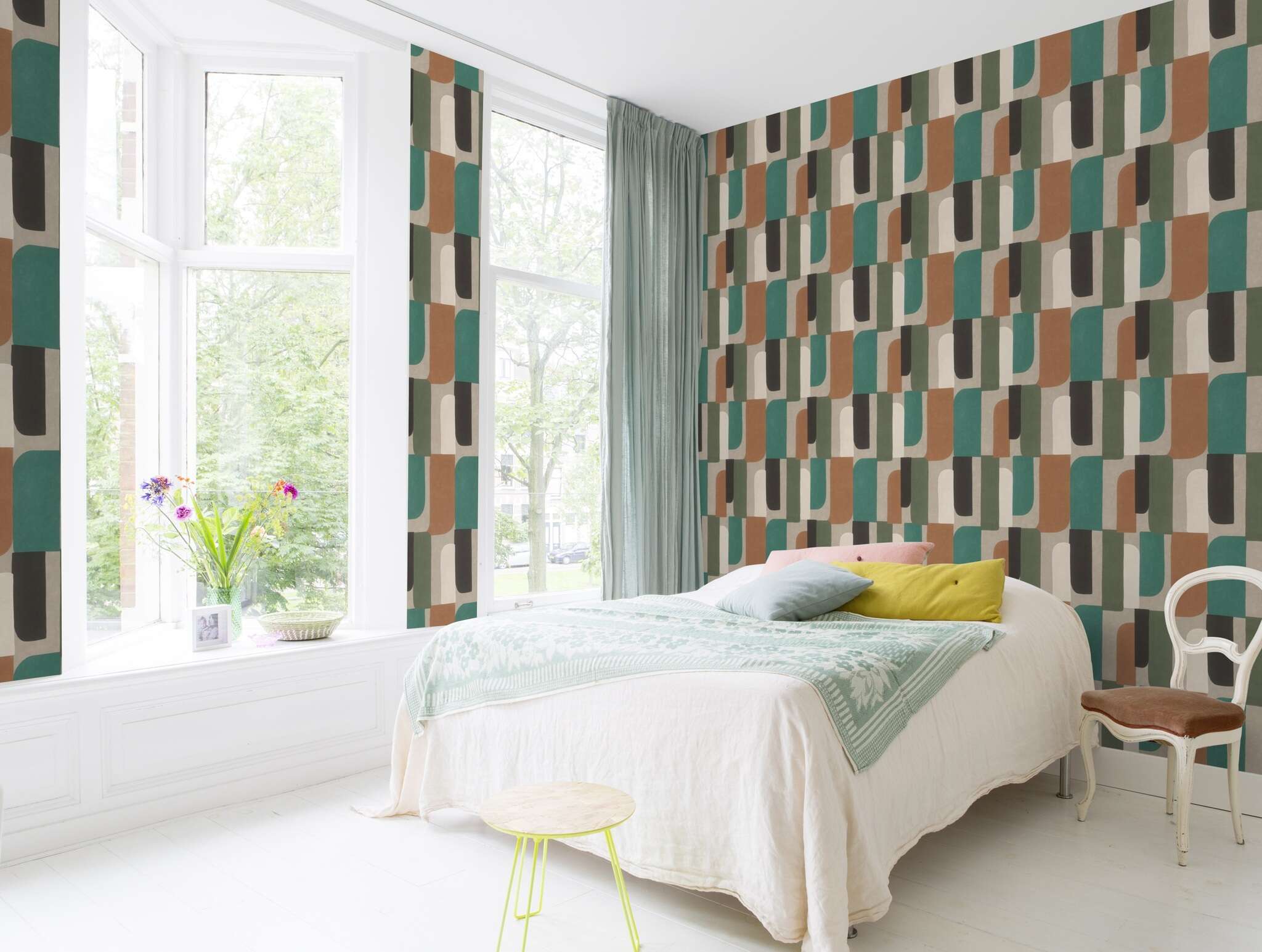 10-330526 Raumsituationen 2 Une chambre avec Motif géométrique en pétrole, vert mousse et sable – audacieux, moderne et dynamique.