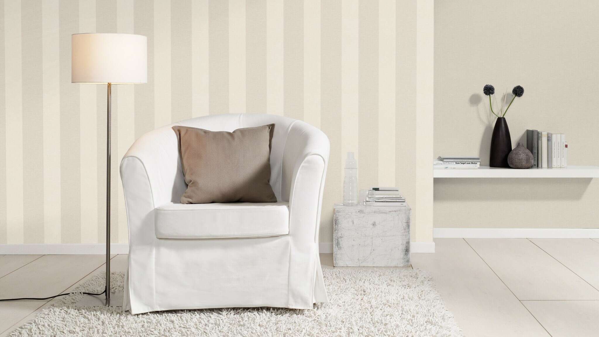 10-448771 Raumsituationen 4 Room with Classically elegant wallpaper with wide block stripes in beige and cream – perfect for stylish accents.