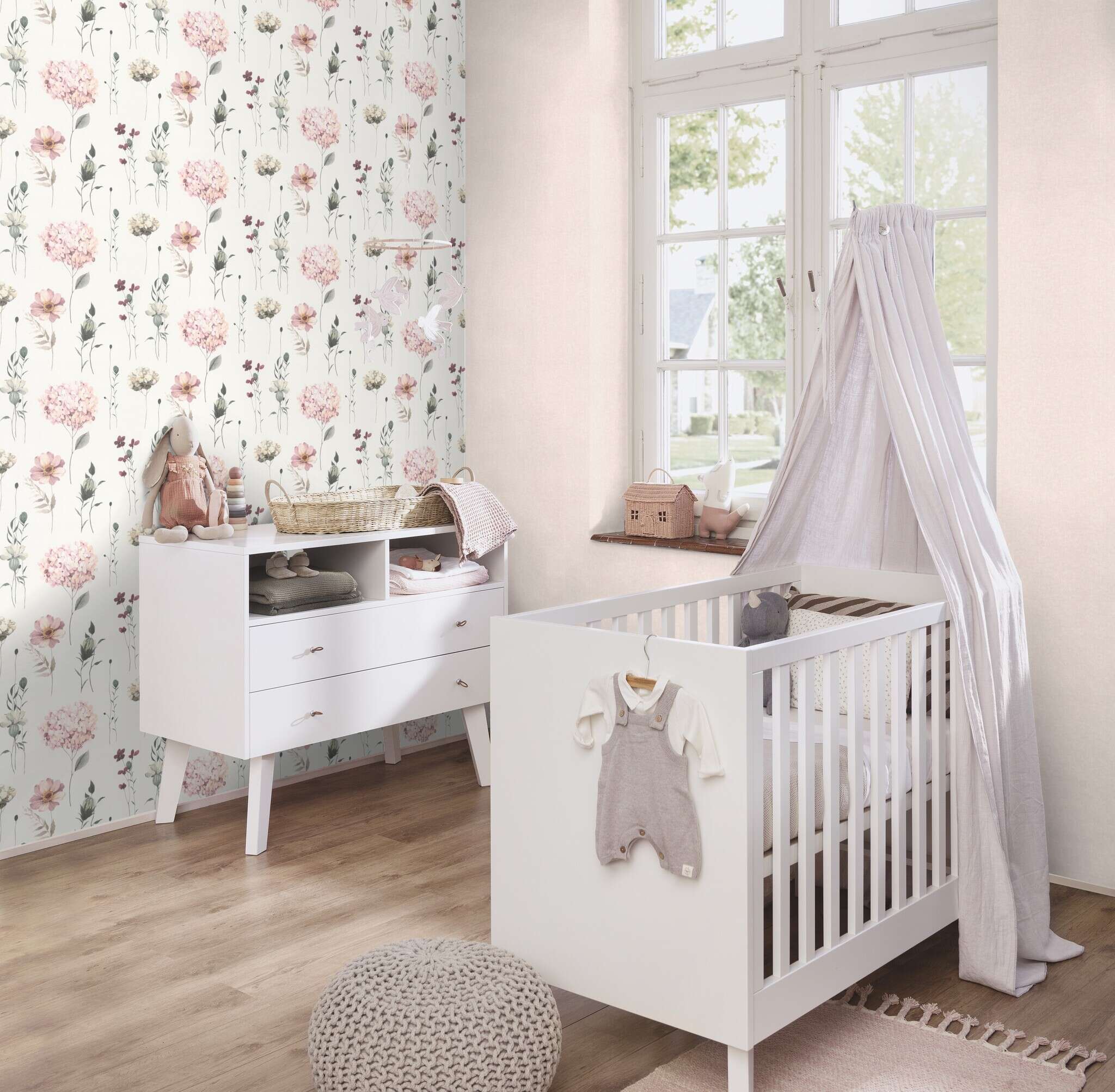 10-300642 Raumsituationen 3 Room with Floral wallpaper with individual, delicately painted flowers in pink, cream and burgundy on a light background