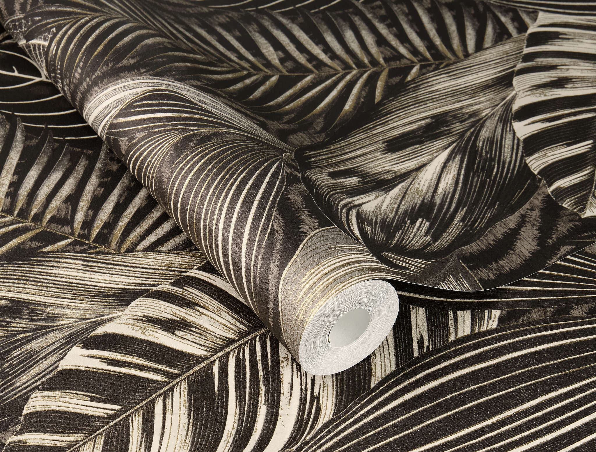 10-751833 Detailaufnahmen 1 Detailed image of A wide variety of oversized leaves in shades of black with highlights in shiny gold
