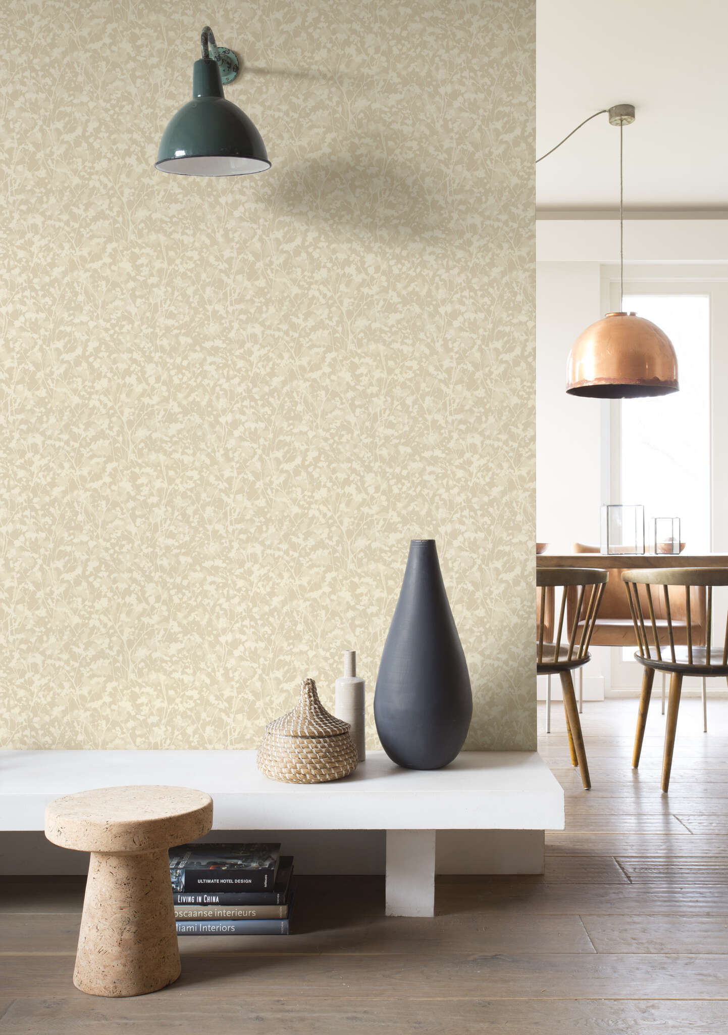 10-720747 Raumsituationen 1 Une chambre avec Papier peint avec silhouettes de plantes et une texture verticale fine