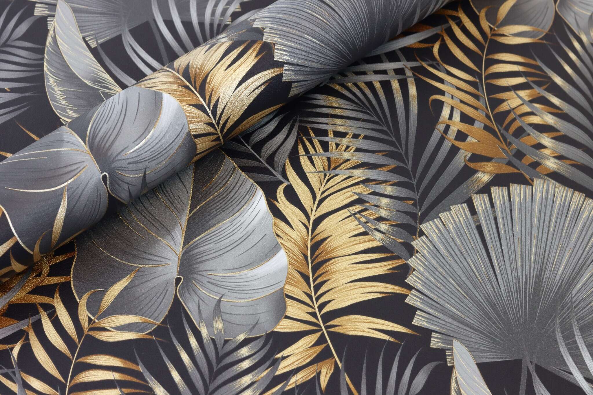 10-462043 Detailaufnahmen 7 Detailed image of Lush leaf motif with palm and monstera leaves in copper, bronze and grey on a black background