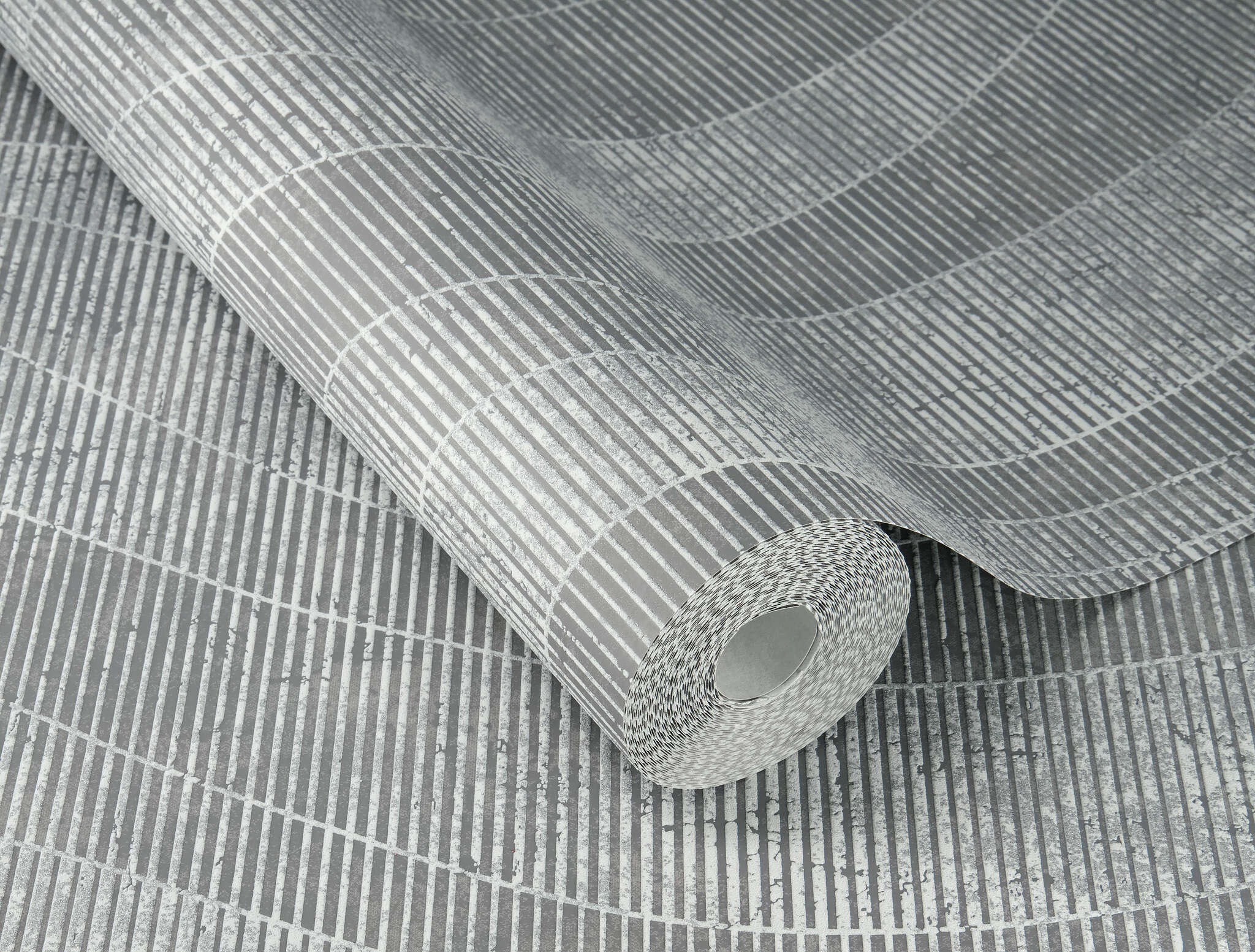 10-315820 Detailaufnahmen 1 Image détaillée de Papier peint gris argenté avec une structure ondulée moderne et une surface à effet métallique – élégant et vivant.