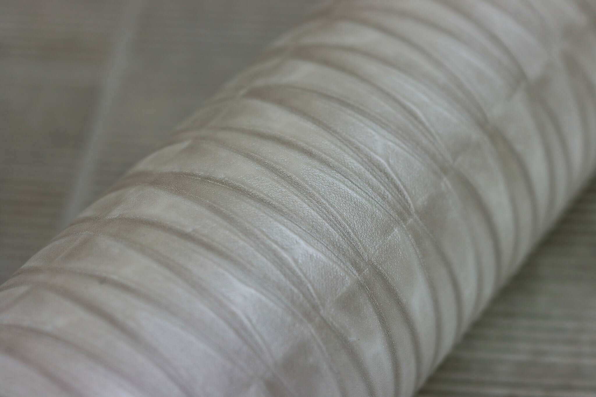 10-428209 Detailaufnahmen 19 Detailed image of Non-woven wallpaper with rectangular tile pattern in various beige tones with concrete texture.