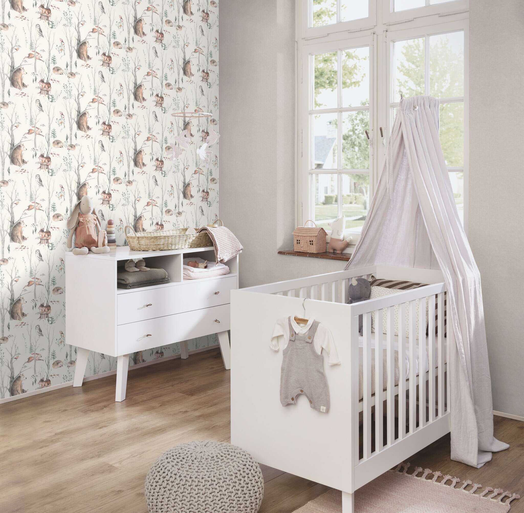 10-300048 Raumsituationen 5 Room with Playful children's wallpaper with drawn animals such as bears, rabbits and owls in natural colours on a light background