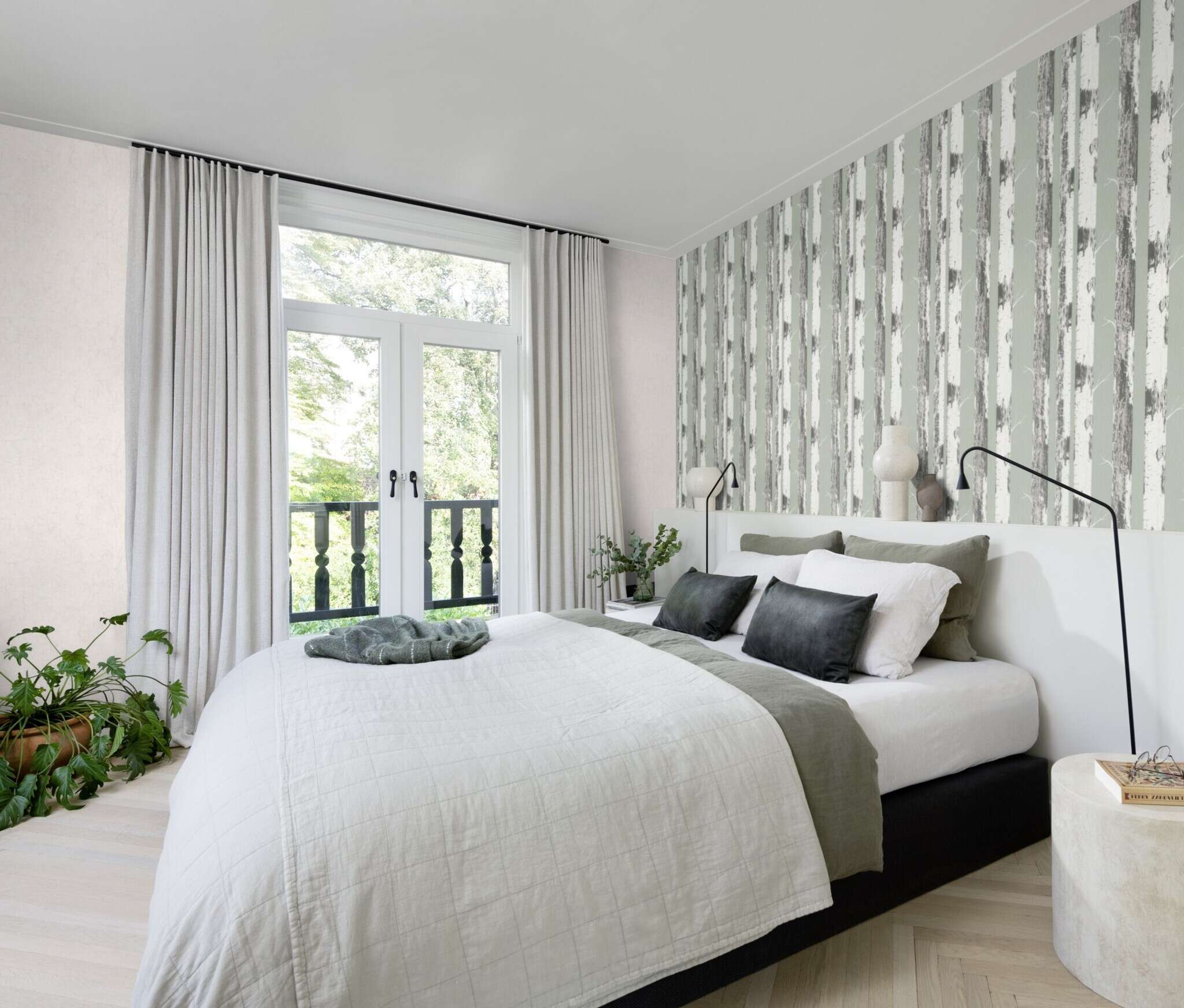 10-285413 Raumsituationen 2 Room with Wallpaper with vertical birch trunks in white and grey on a sage green background for a natural interior design