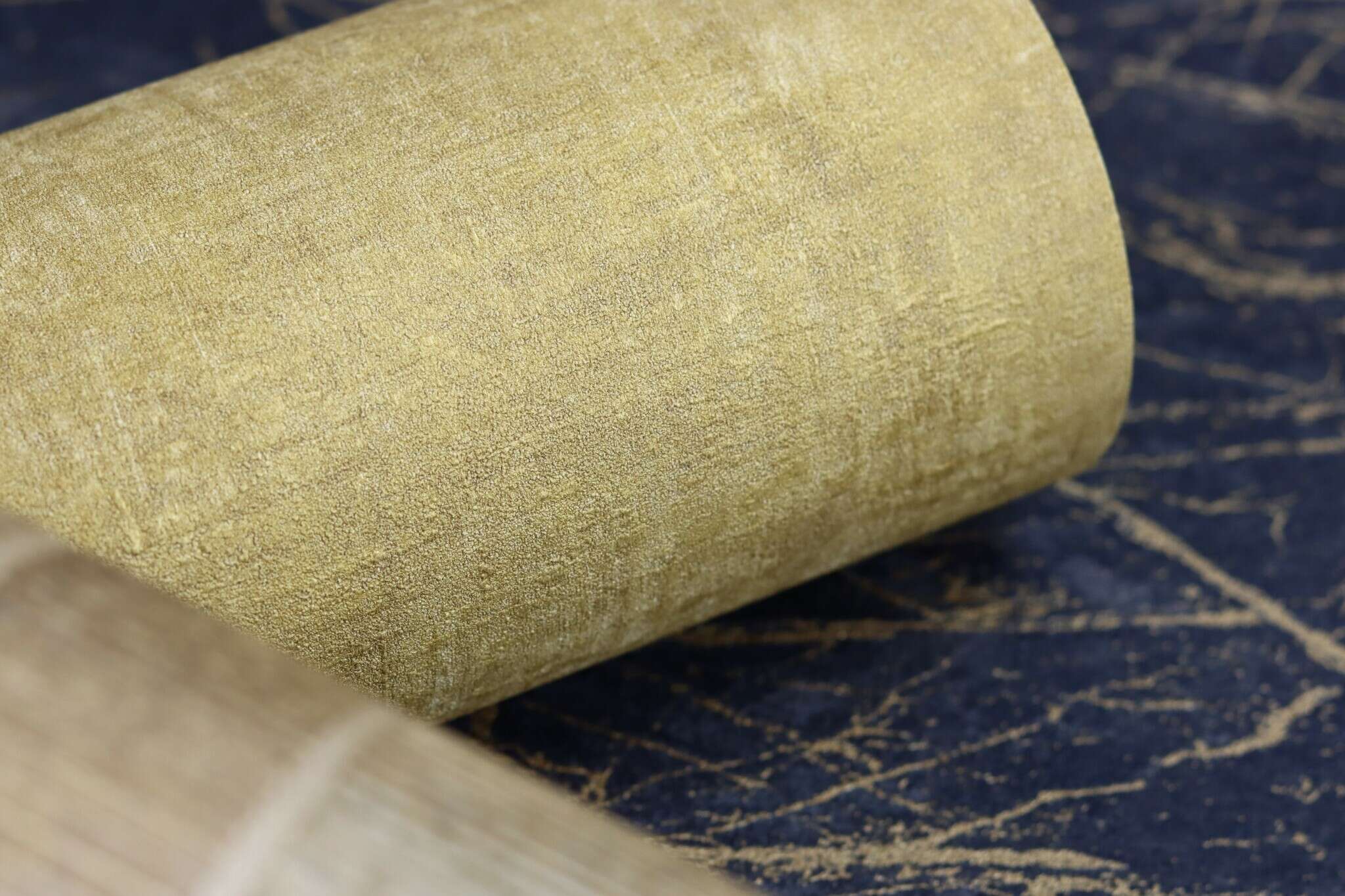 10-429312 Detailaufnahmen 9 Detailed image of Non-woven wallpaper with a textured surface in a mustard yellow colour.