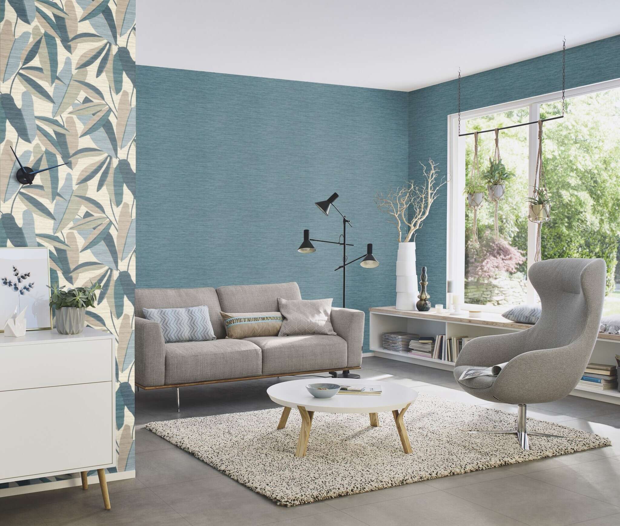 10-866346 Raumsituationen 7 Raum mit Zeichnungen von überdimensionalen Blättern in Beige, Blau und Grün auf beigebraunen Hintergrund mit Holzmaserung