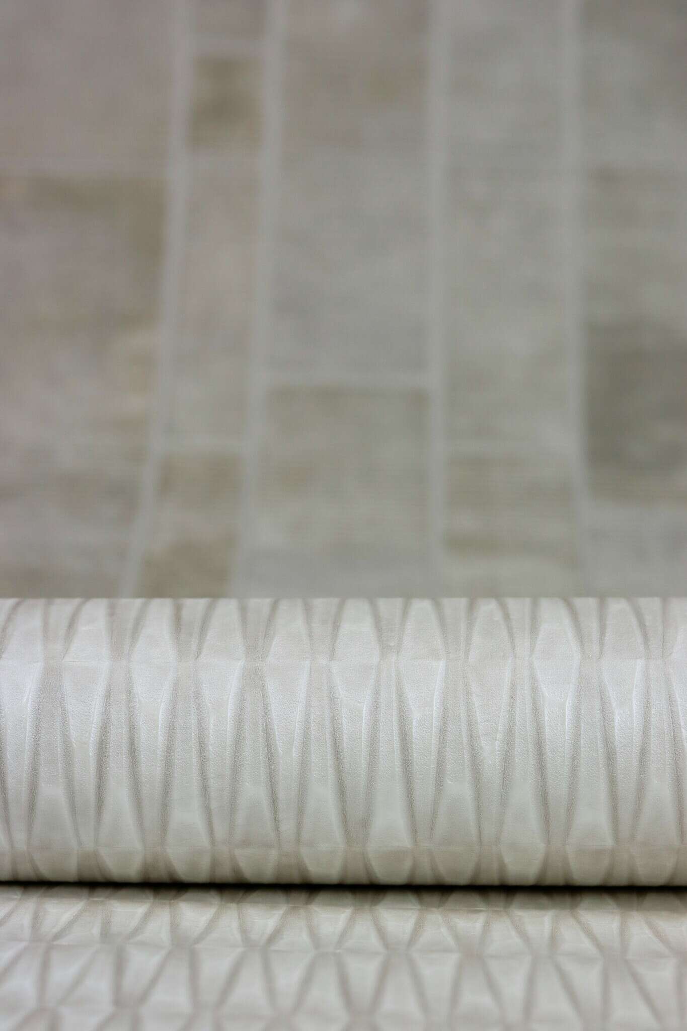 10-428209 Detailaufnahmen 8 Detailed image of Non-woven wallpaper with rectangular tile pattern in various beige tones with concrete texture.