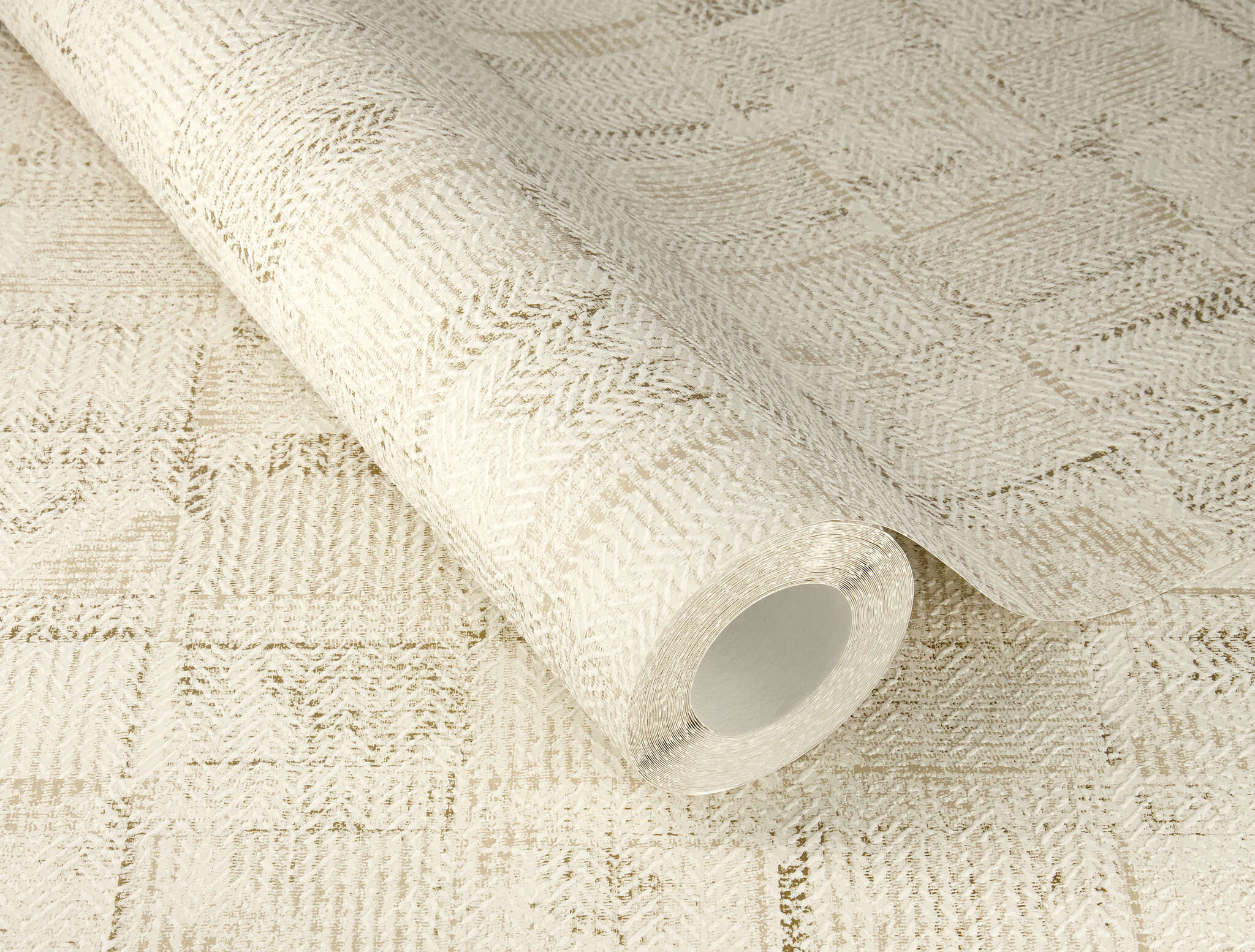 10-314717 Detailaufnahmen 2 Detailed image of Cream-coloured non-woven wallpaper with a woven patchwork texture and a slightly raised look.