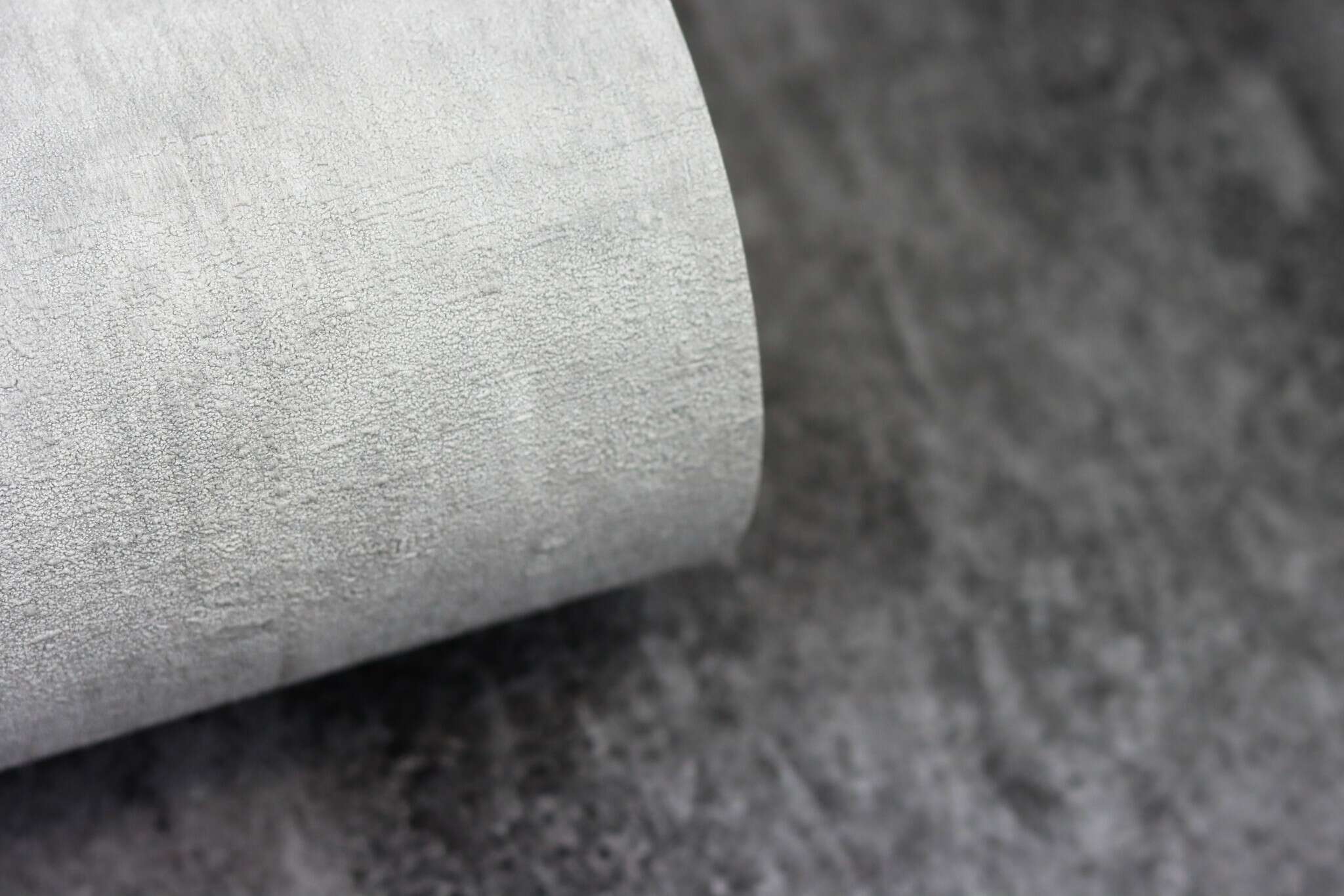 10-429237 Detailaufnahmen 17 Detailed image of Non-woven wallpaper with a textured surface in light grey.