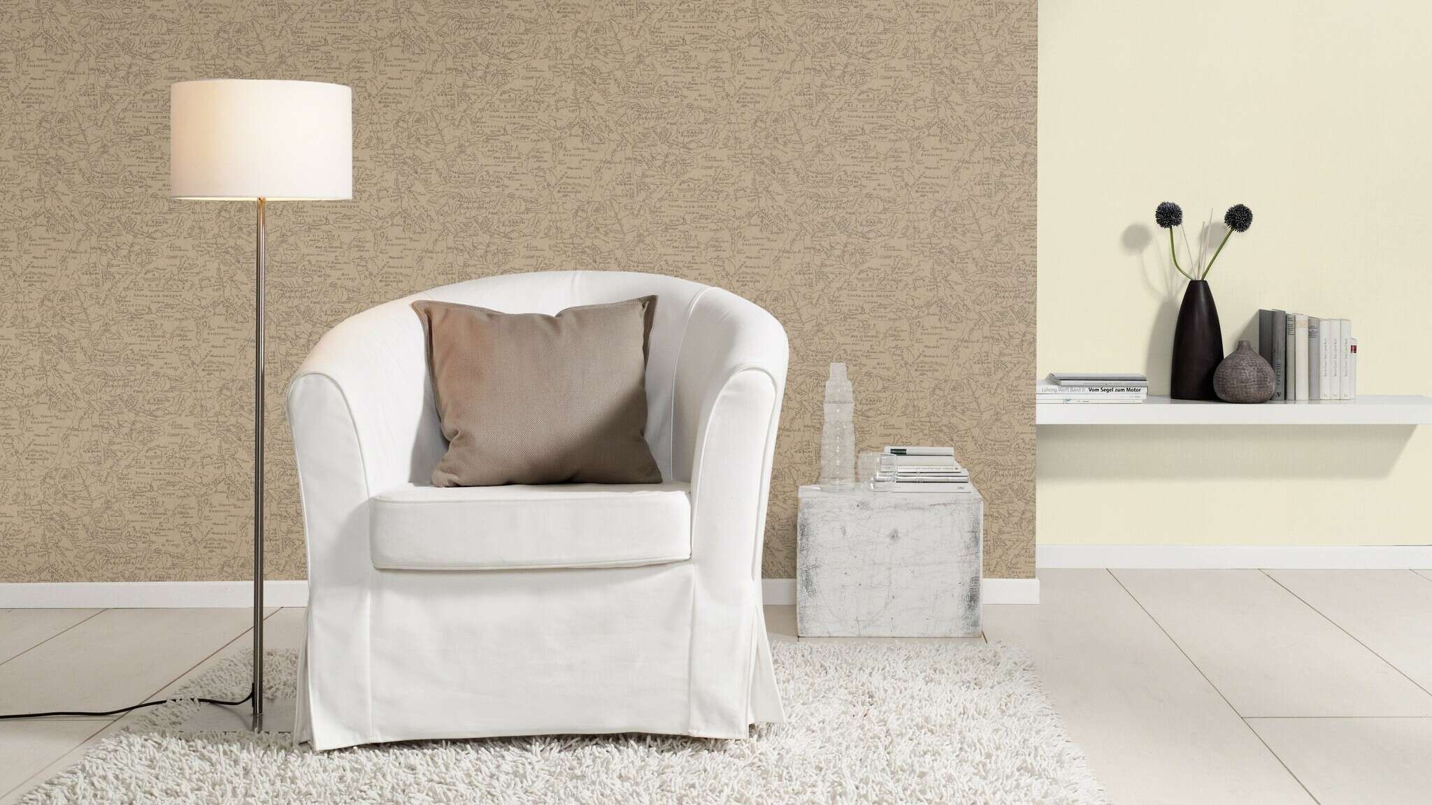 10-424058 Raumsituationen 7 Raum mit Uni-Vliestapete in Beige mit textilähnlicher Oberfläche.