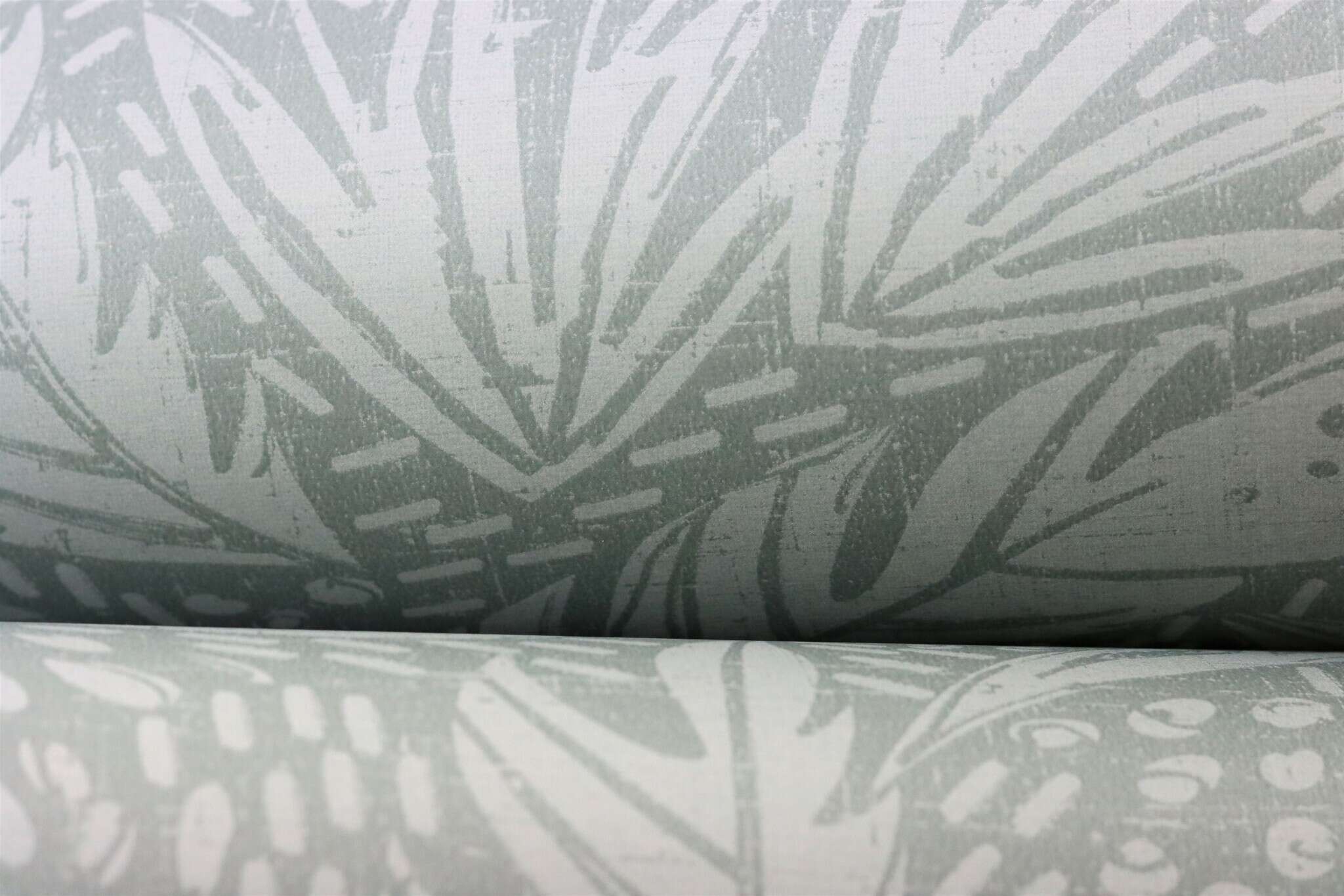 10-553024 Detailaufnahmen 3 Leaves non-woven wallpaper in green-grey 553024