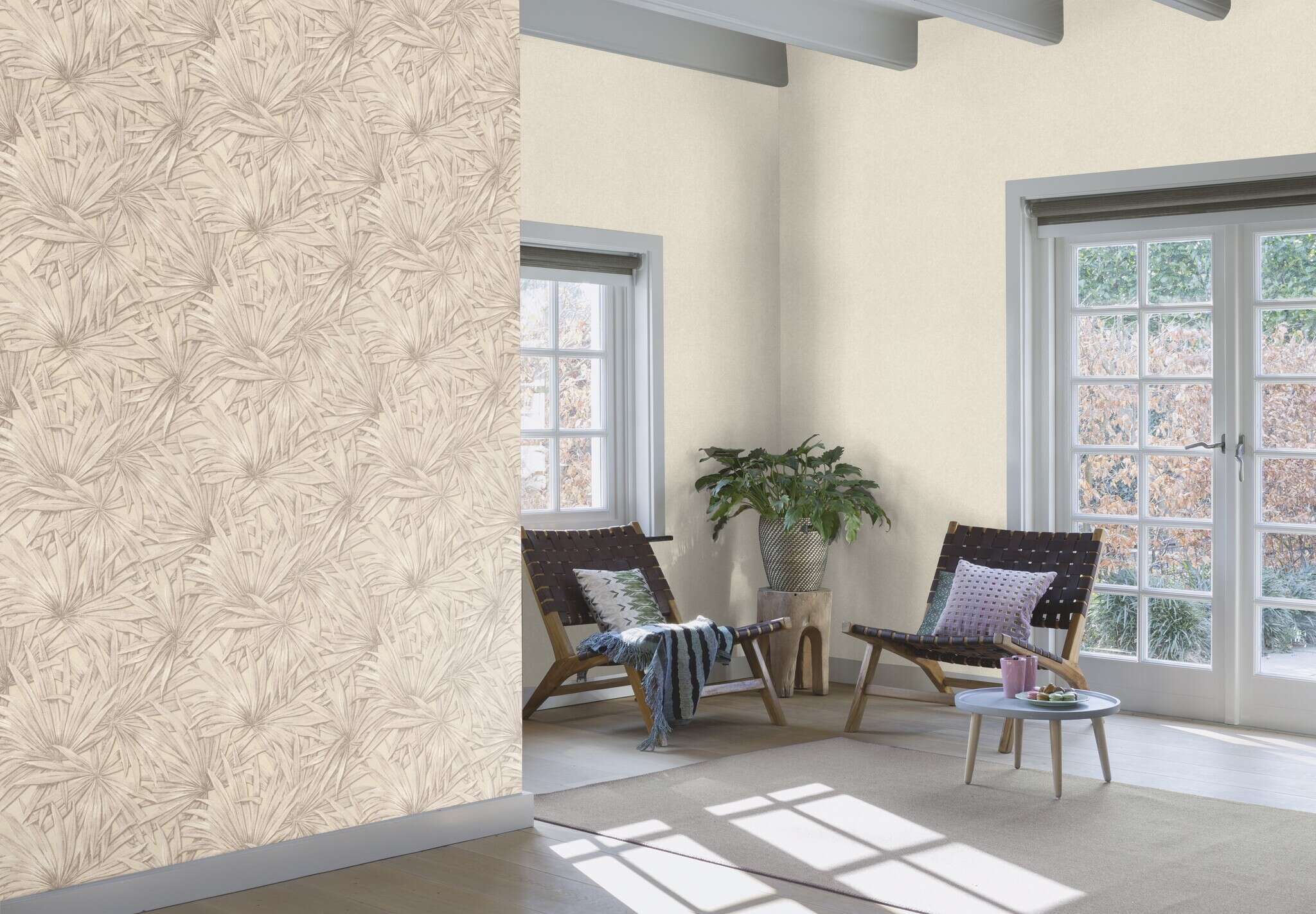10-542554 Raumsituationen 2 Room with Champagne-coloured palm fronds on a light, shimmering plaster-look background in beige