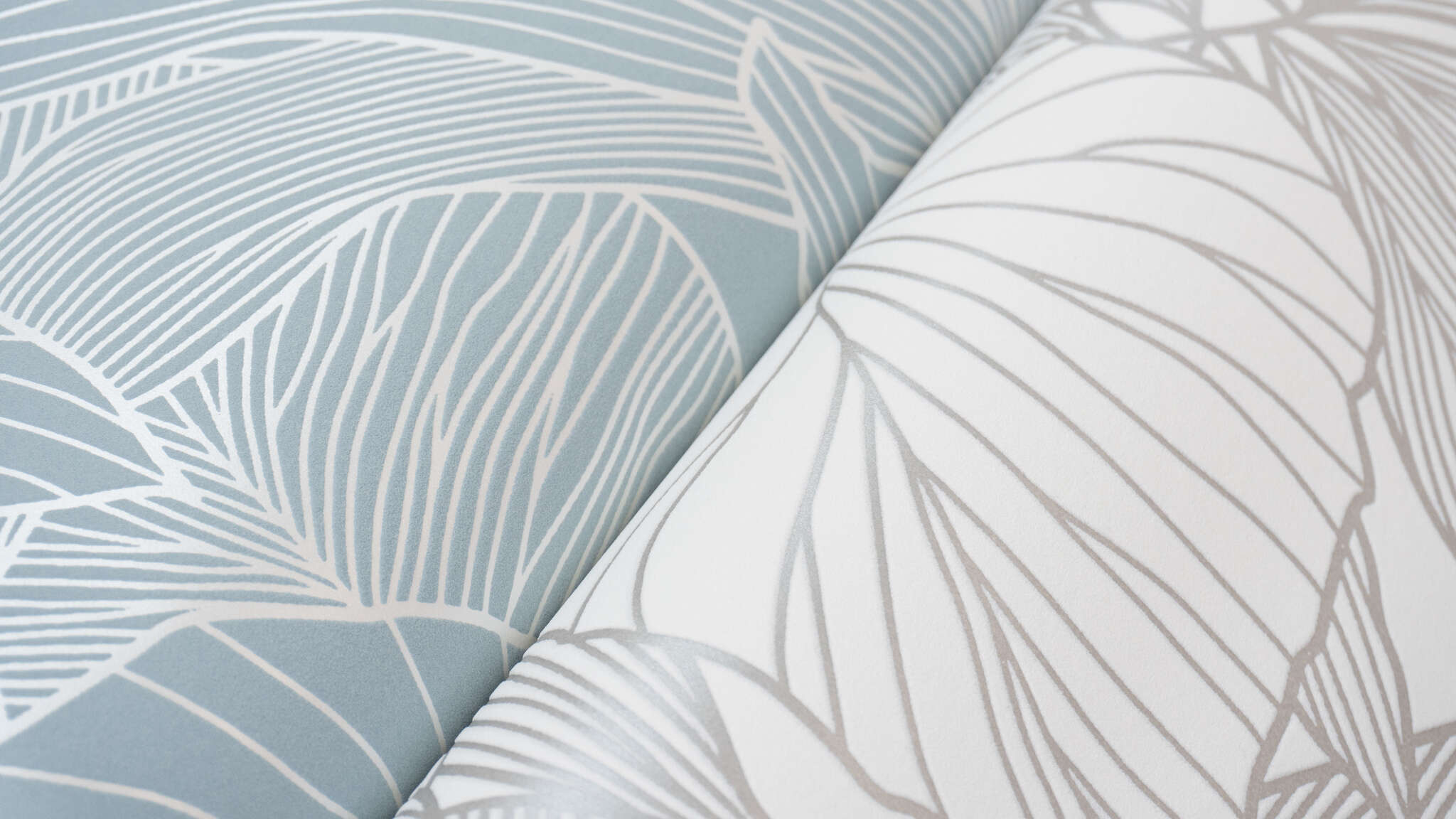 10-314915 Detailaufnahmen 2 Detailed image of Decorative non-woven wallpaper in soft ice blue with a delicate, slightly raised leaf pattern