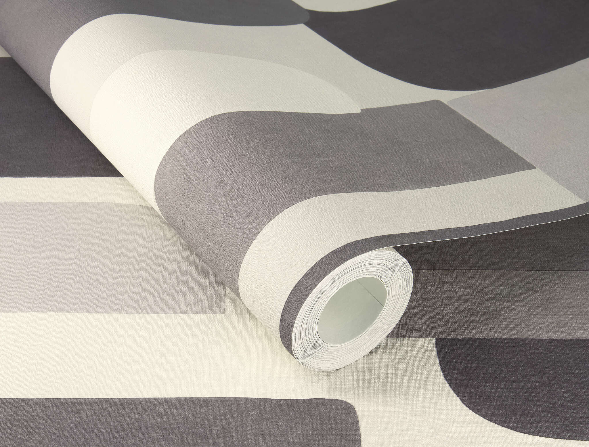 10-330502 Detailaufnahmen 1 Detailed image of Geometric wallpaper in shades of grey with a 70s-inspired design – timelessly modern.