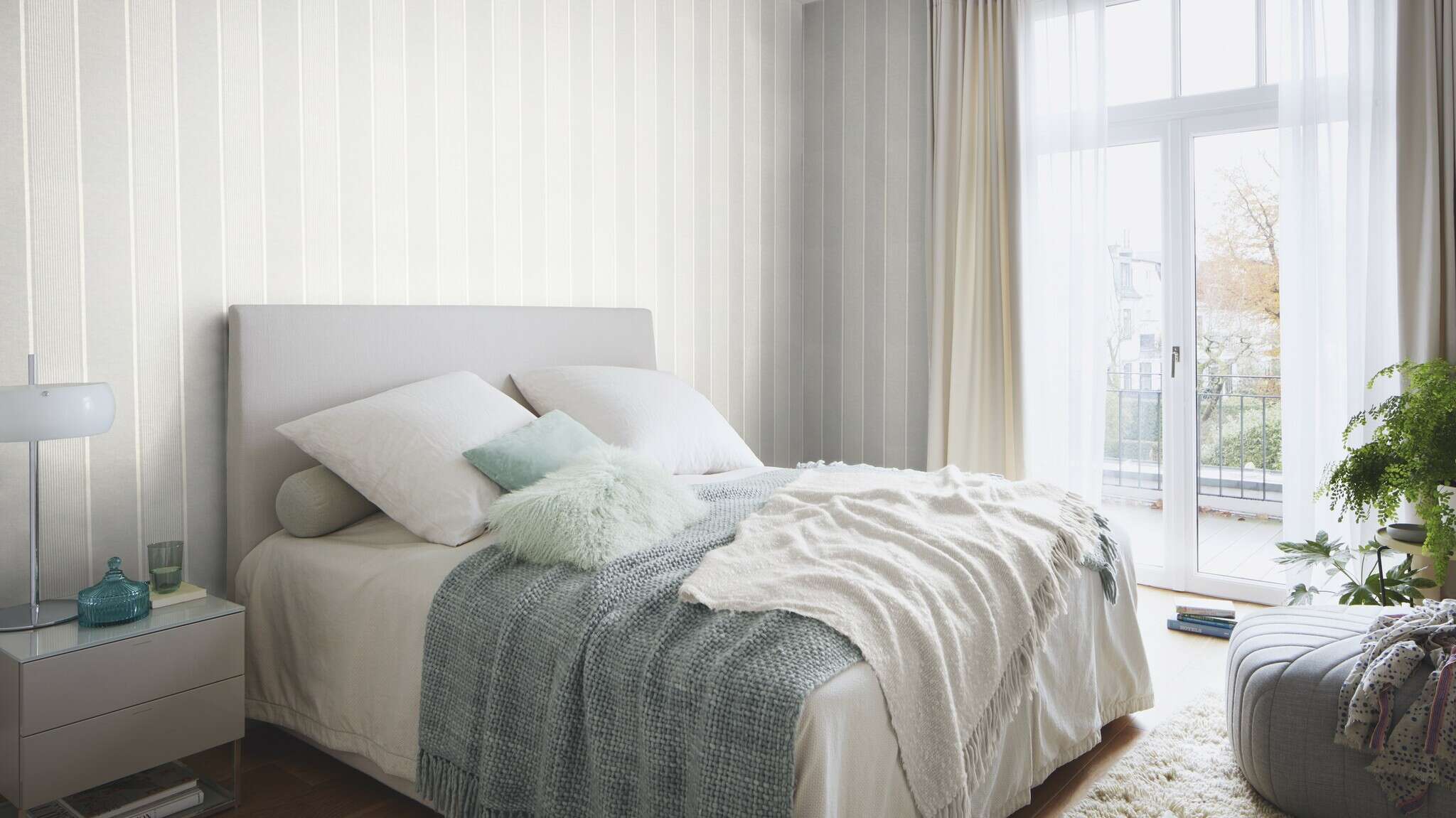 10-463972 Raumsituationen 4 Room with Timeless striped wallpaper with tone-on-tone stripes in grey