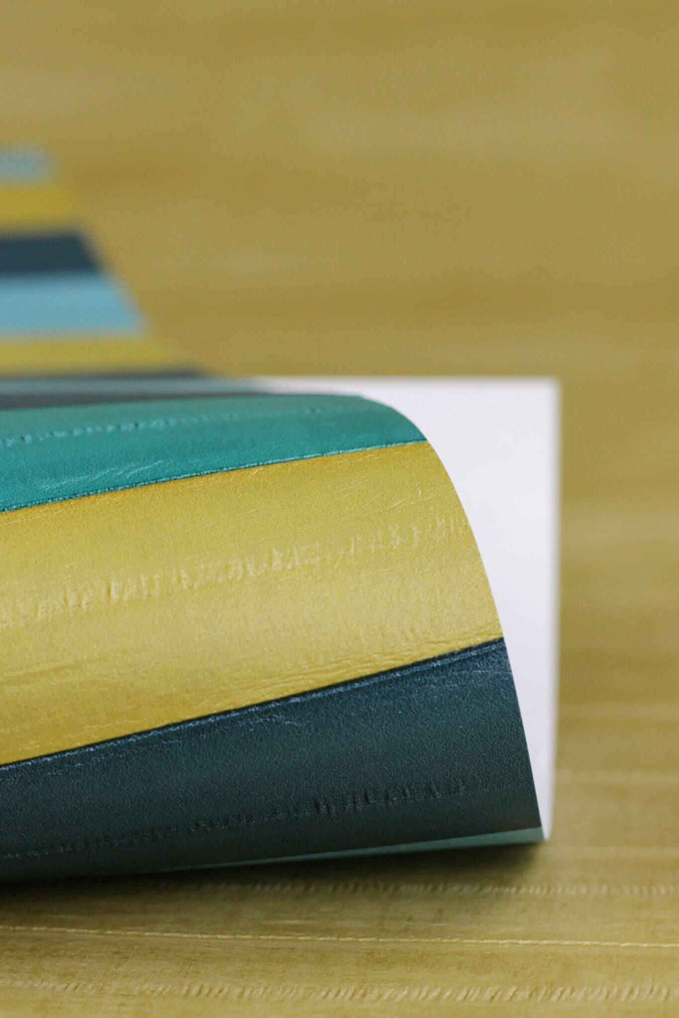 10-418736 Detailaufnahmen 1 Leather-look non-woven wallpaper in turquoise-dark turquoise Selection 418736