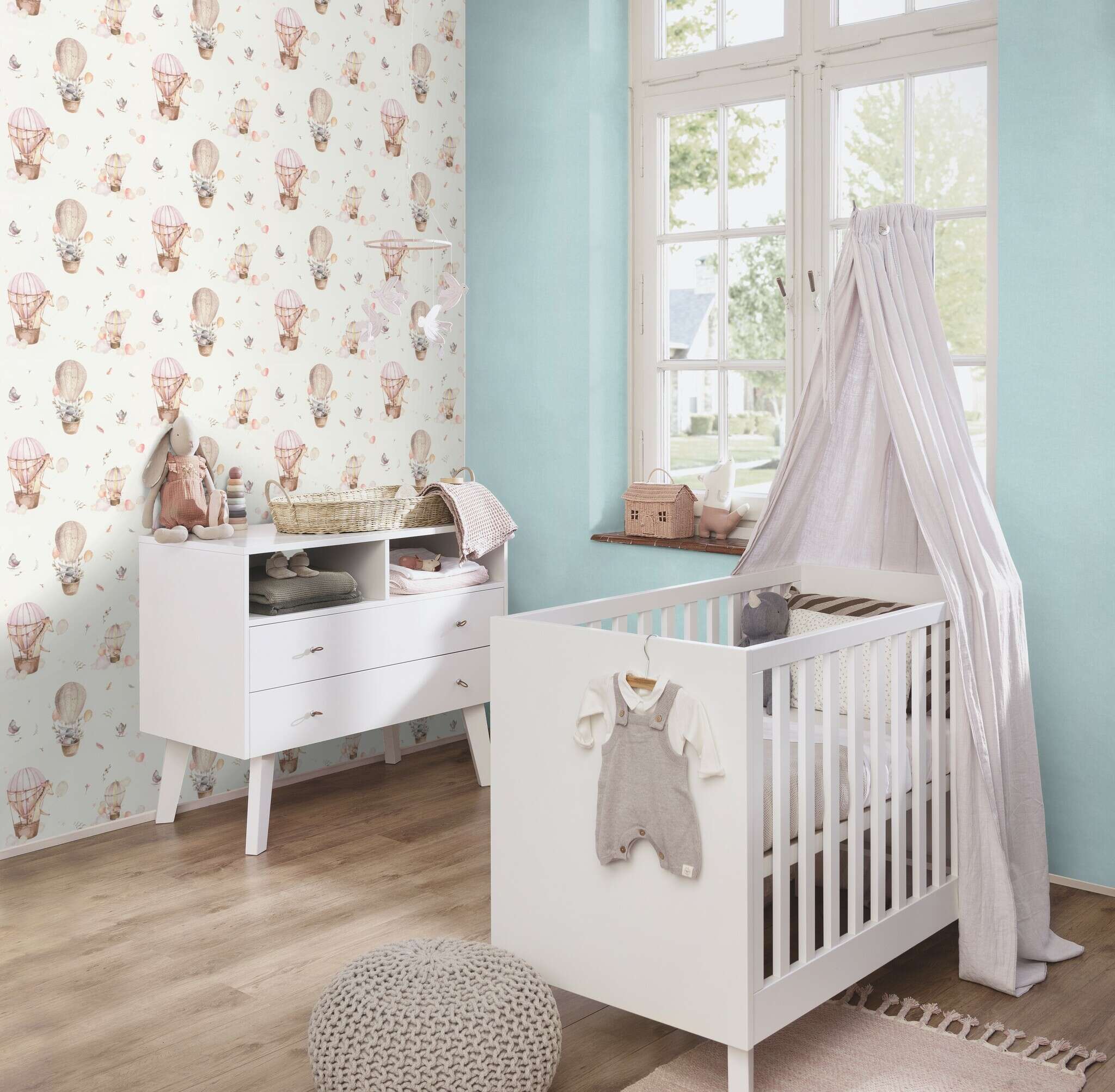 10-300529 Raumsituationen 1 Une chambre avec Papier peint enchanteur pour enfants avec des montgolfières et des motifs animaliers dans des tons roses