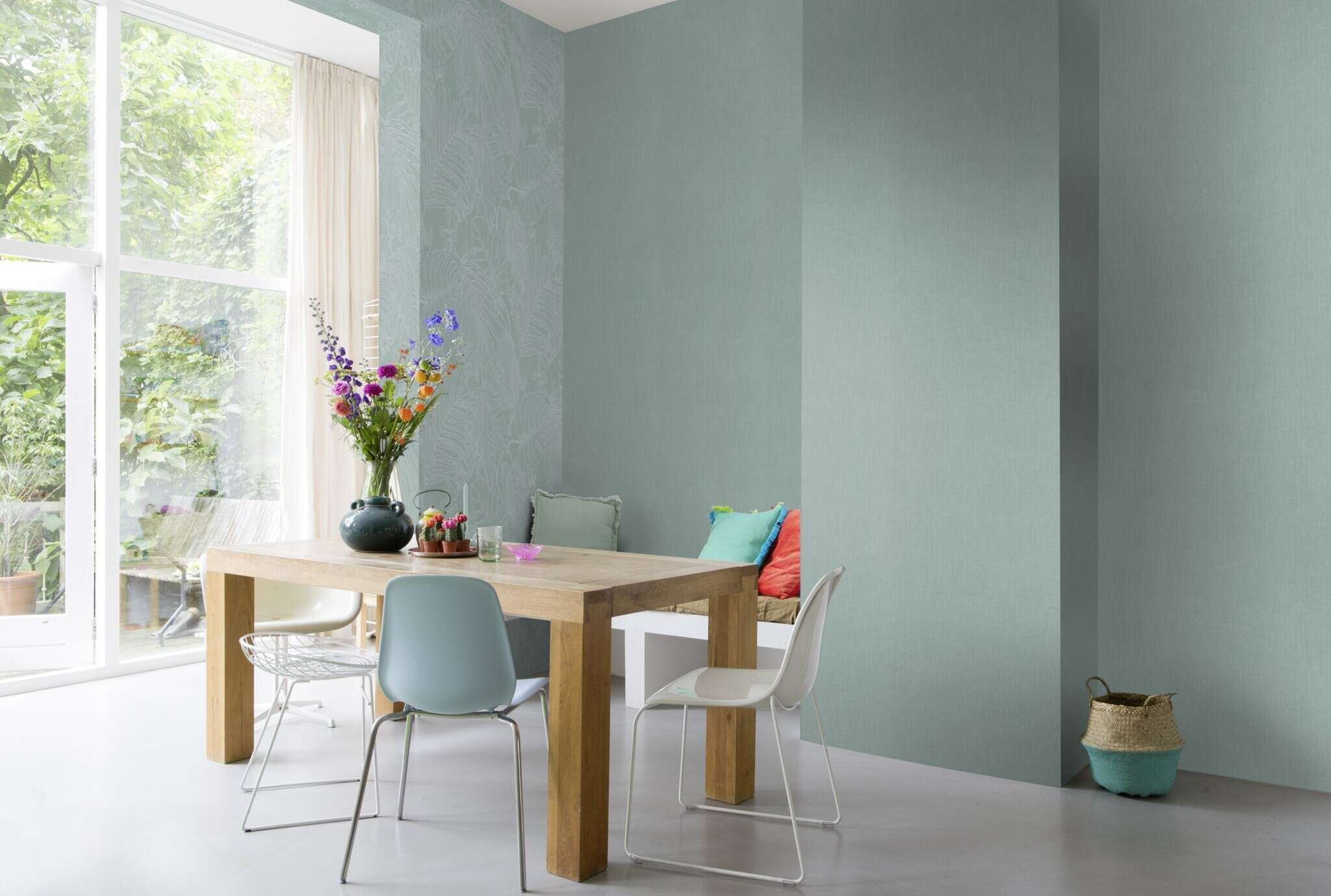 10-633665 Raumsituationen 2 Room with Single-colour wallpaper with a grainy textile texture