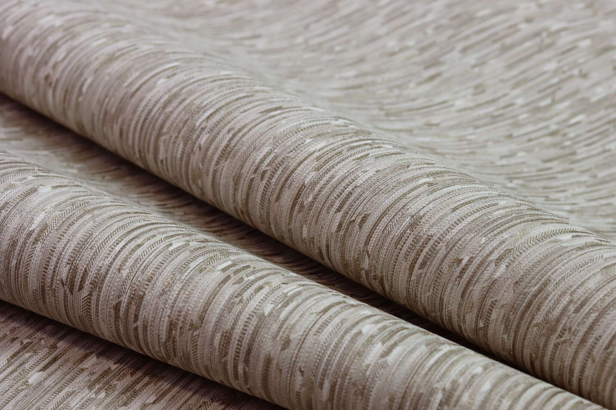 10-844238 Detailaufnahmen 24 Detailed image of Wallpaper with graphic triangles and fine vertical texture