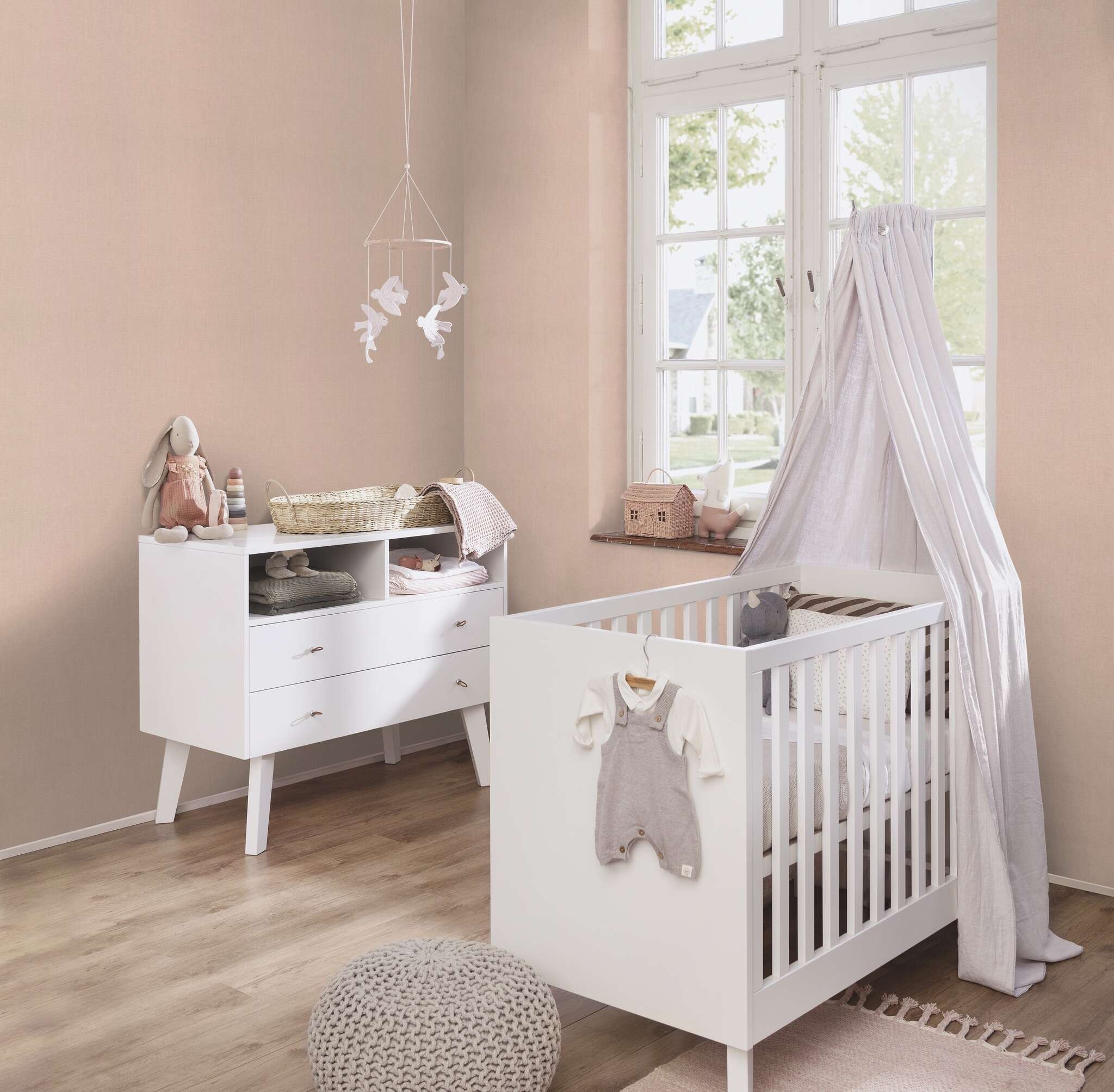 10-484649 Raumsituationen 6 Une chambre avec Papier peint uni avec une texture textile