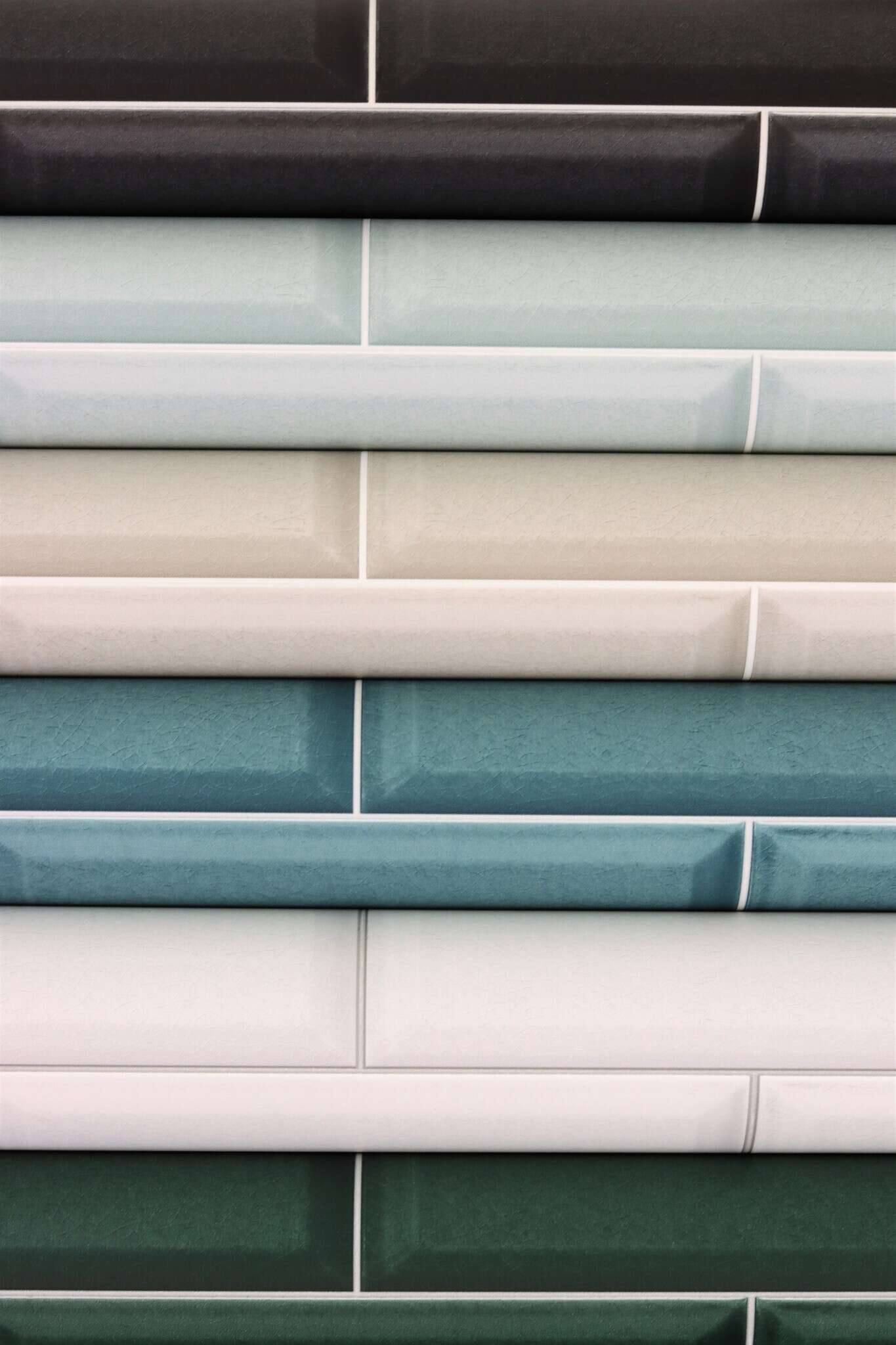 Detailbild von Vliestapete mit glatter Fliesenoptik im Subway-Stil in Dunkelgrün.