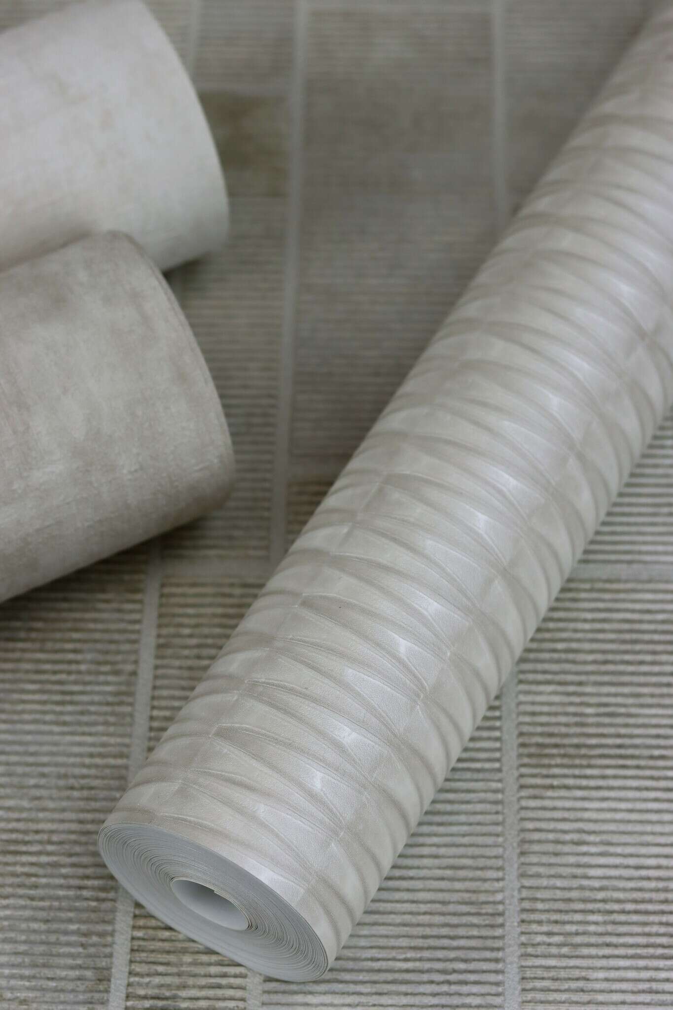 10-429220 Detailaufnahmen 14 Detailed image of Non-woven wallpaper with a matt, slightly textured surface in a cream tone.