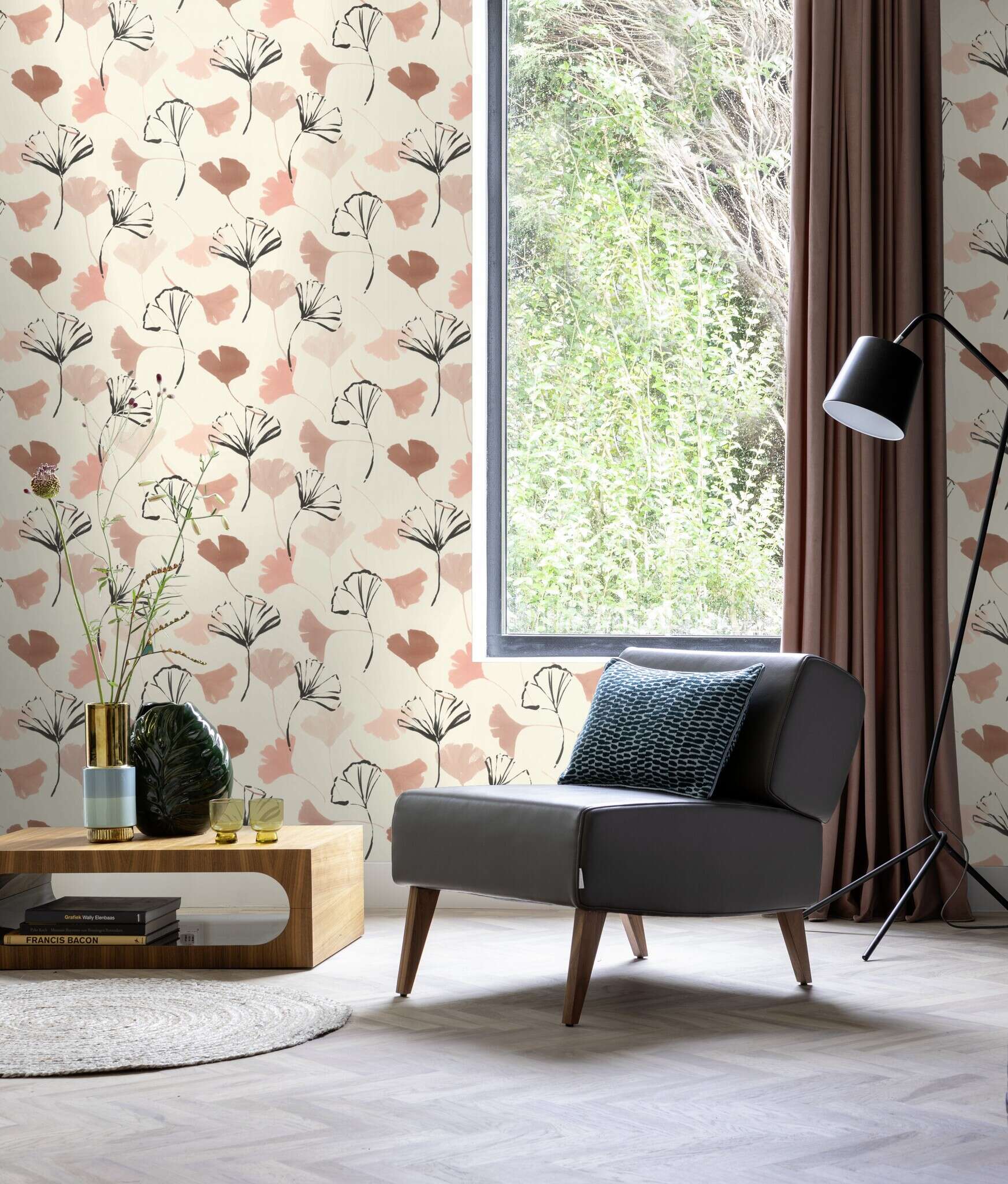 10-690118 Raumsituationen 5 Room with Suggestive gingko leaves in black, rola and taupe on a cream-white background