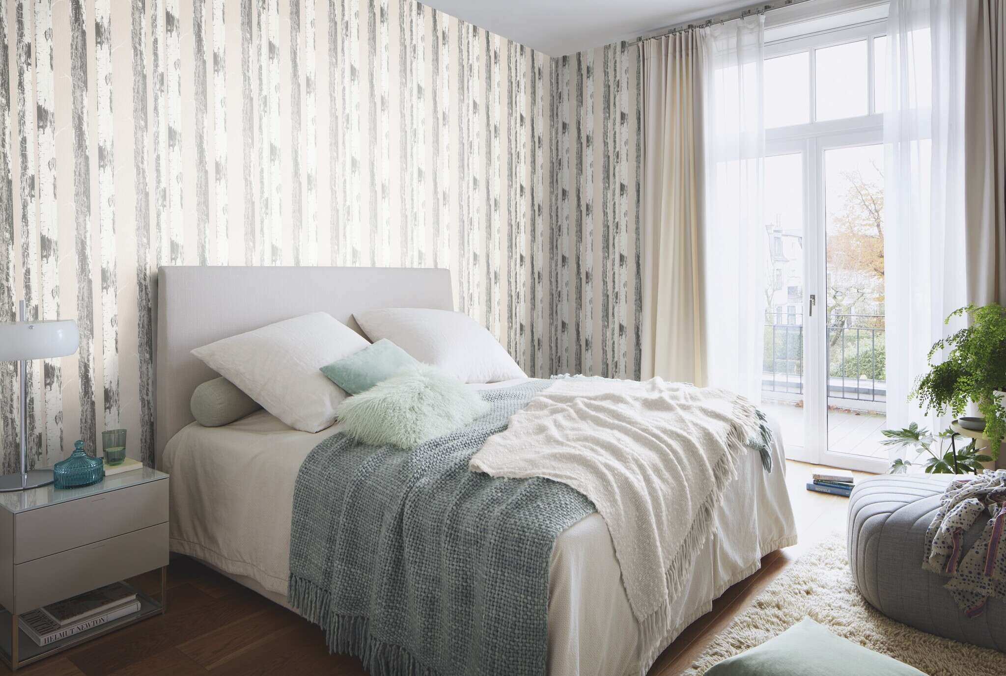 10-285406 Raumsituationen 4 Room with Wallpaper with vertical tree trunks in a stylised look for a natural accent