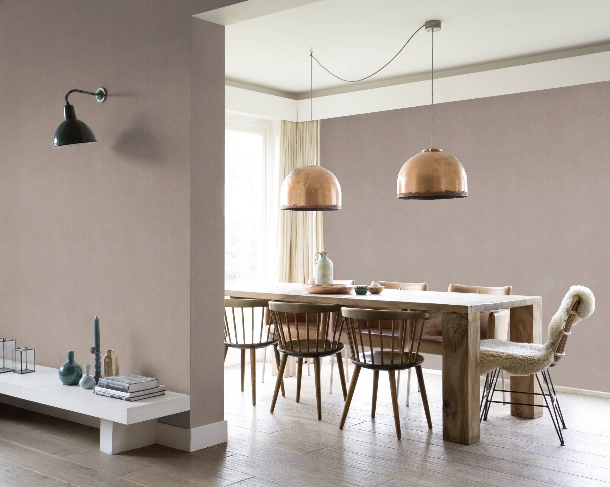 10-285116 Raumsituationen 4 Room with Subtle wallpaper with a plaster texture in warm medium brown