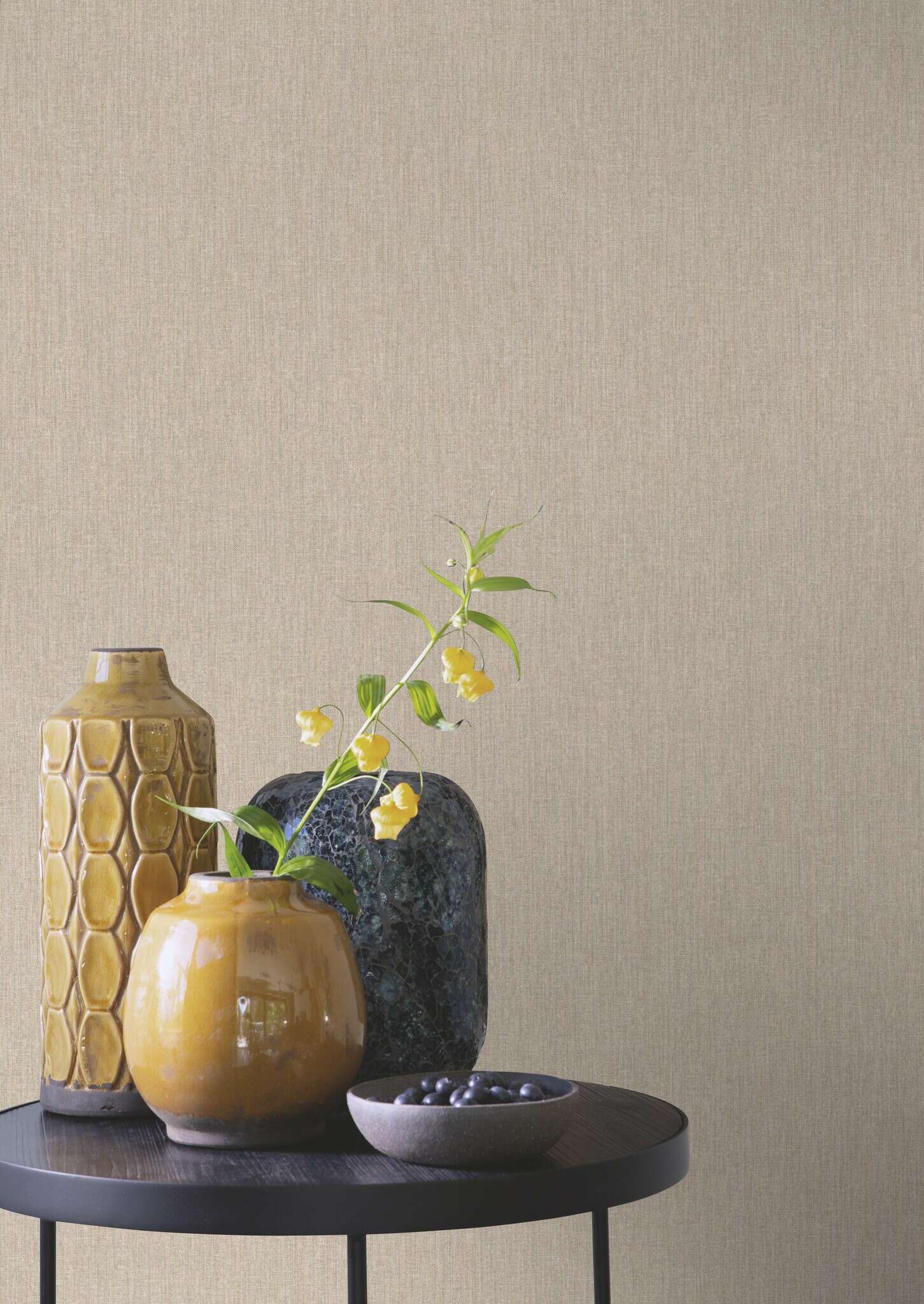 10-200669 Raumsituationen 4 Raum mit Schlichte, wohnliche Tapete mit dezenter Webstruktur in natürlichem Beigeton