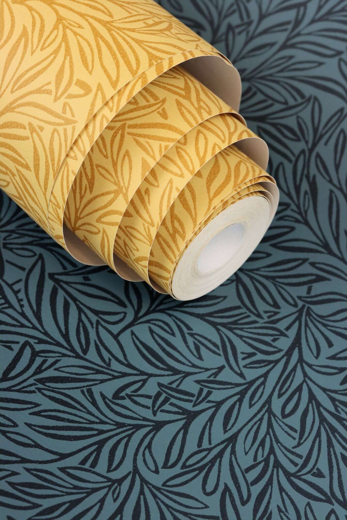 10-552300 Detailaufnahmen 4 Twigs non-woven wallpaper in blue-dark blue Selection 552300